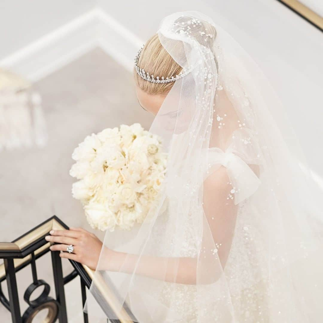 ハリー・ウィンストンさんのインスタグラム写真 - (ハリー・ウィンストンInstagram)「Adorned with 154 scintillating #diamonds, a 33.36 carat #Diamond Cluster Tiara is the final touch of brilliance for the most important day of her life. #BrilliantlyInLove #HarryWinston #HighJewelry」4月2日 19時30分 - harrywinston