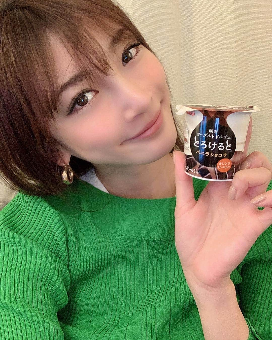 里海さんのインスタグラム写真 - (里海Instagram)「オレンジピール入りがたまらない💕 濃厚バニラヨーグルト&チョコレートソース🍫 今日発売したので早速贅沢タイム💖 ヨーグルトなの⁈って感じのドルチェで、とっても濃厚で、美味しいぃー✨とろけます！ おススメです✨ #明治yogurtdolceとろけると #とろけると」4月2日 19時30分 - satoumi0330