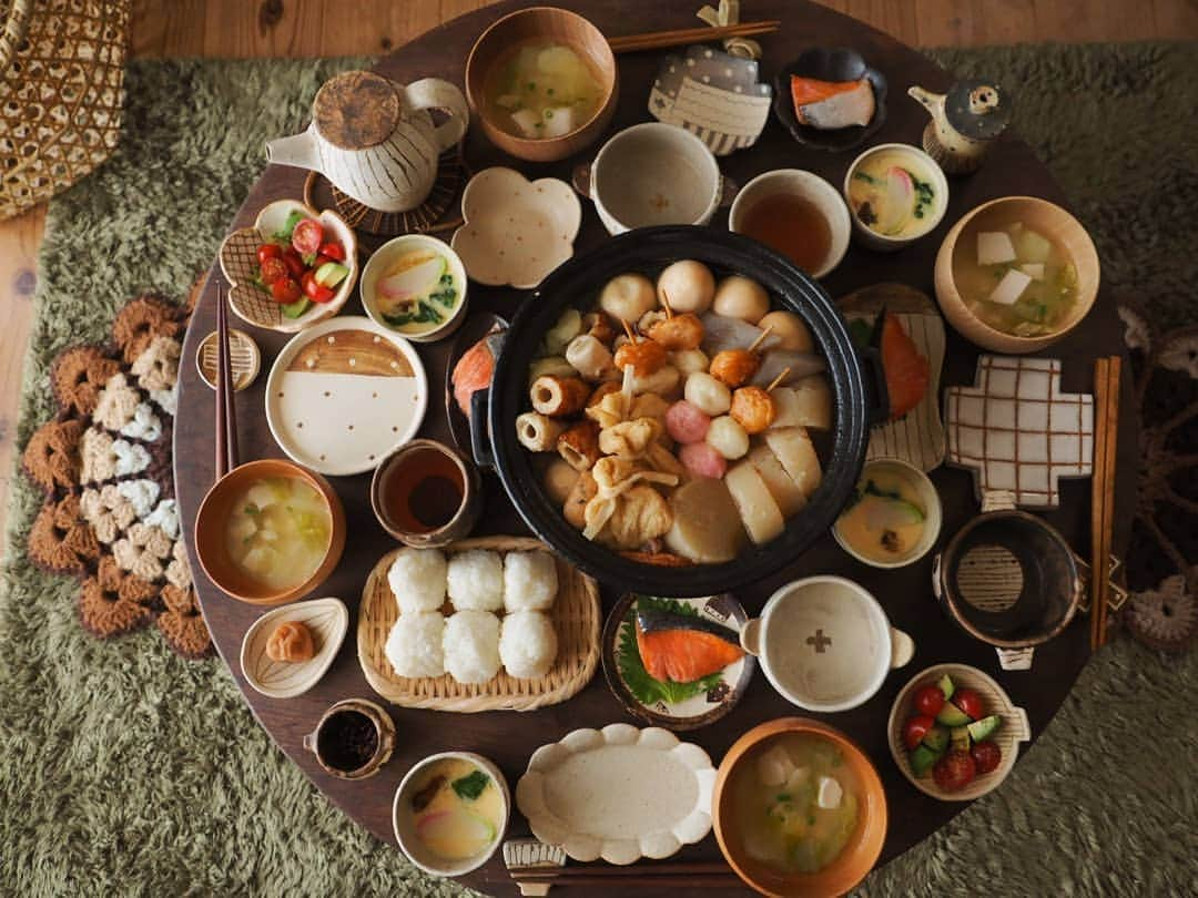 ゆうこさんのインスタグラム写真 - (ゆうこInstagram)「今日の晩ごはん🍙 ・おでん ・茶碗蒸し ・鮭のみりん漬け焼き(@tsukuoki さんレシピ) ・塩おむすび ・いかなごのくぎ煮 ・梅干し ・キャベツと豆腐とじゃがいものお味噌汁 ・アボカドとトマトのサラダ  我が家のおでんは、しょうが醤油でいただきます🍢寒い１日だったので、あたたまりました😊  今日もお疲れさまでした✨  #昭和の食卓 #家族団欒 #古道具 #晩ごはん #Instafood #おでん  #料理 #和食 #おにぎり #おむすびくらぶ #おむすび #味噌汁 #鮭 #茶碗蒸し #つくおき #ラグ #キナリノ #InstagramJapan #器 #暮らし #COOKPAD#きろく #interior #ちゃぶ台 #ストーブ #文机 #手作り家具 #おうちごはん #野田琺瑯」4月2日 19時30分 - slow.life.works