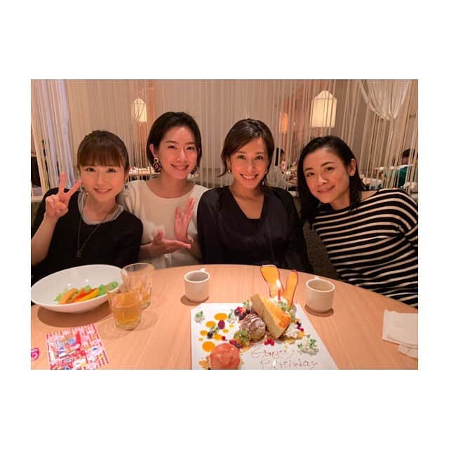 大村彩子のインスタグラム：「10代、というか私が1桁代の時から知っているメンバーもいる仲間で☺️ すごいなぁ。平成を共に過ごし、 そして来月からの"令和"も。 どんな風になってゆくかな。  #新元号#ついに#変わること変わらないこと#たくさん笑っていたい#青春時代#lunchtime#新年度#残る平成も思い残すことなく」