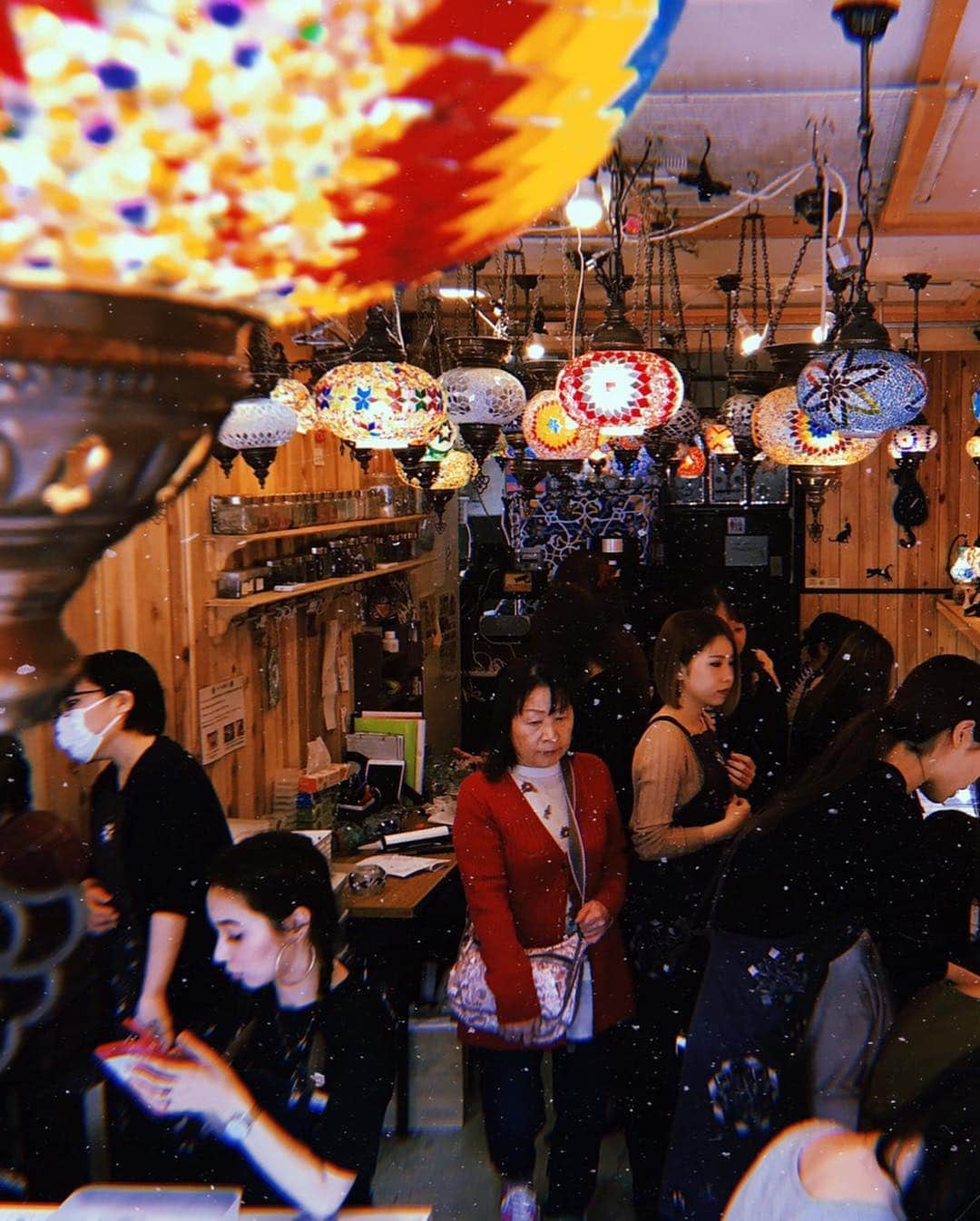Gabrielaさんのインスタグラム写真 - (GabrielaInstagram)「@zakuro.lampya で作ったランプが届いた💕 自分の好みの色のガラスを組み合わせて作る、 世界で一つだけのランプ✨ 楽しかった😊 次はもう少し大きいサイズを作りに行こー🎶 . . My Hand made lamp arrived😍 I made it at @zakuro.lampya  and it was very funny💕 . . . #lampya #abajur #decoration #decoracao #handmade #ランプ #ハンドメイド #インテリア #手作り #インスタグラマー」4月2日 14時11分 - rkgabriela