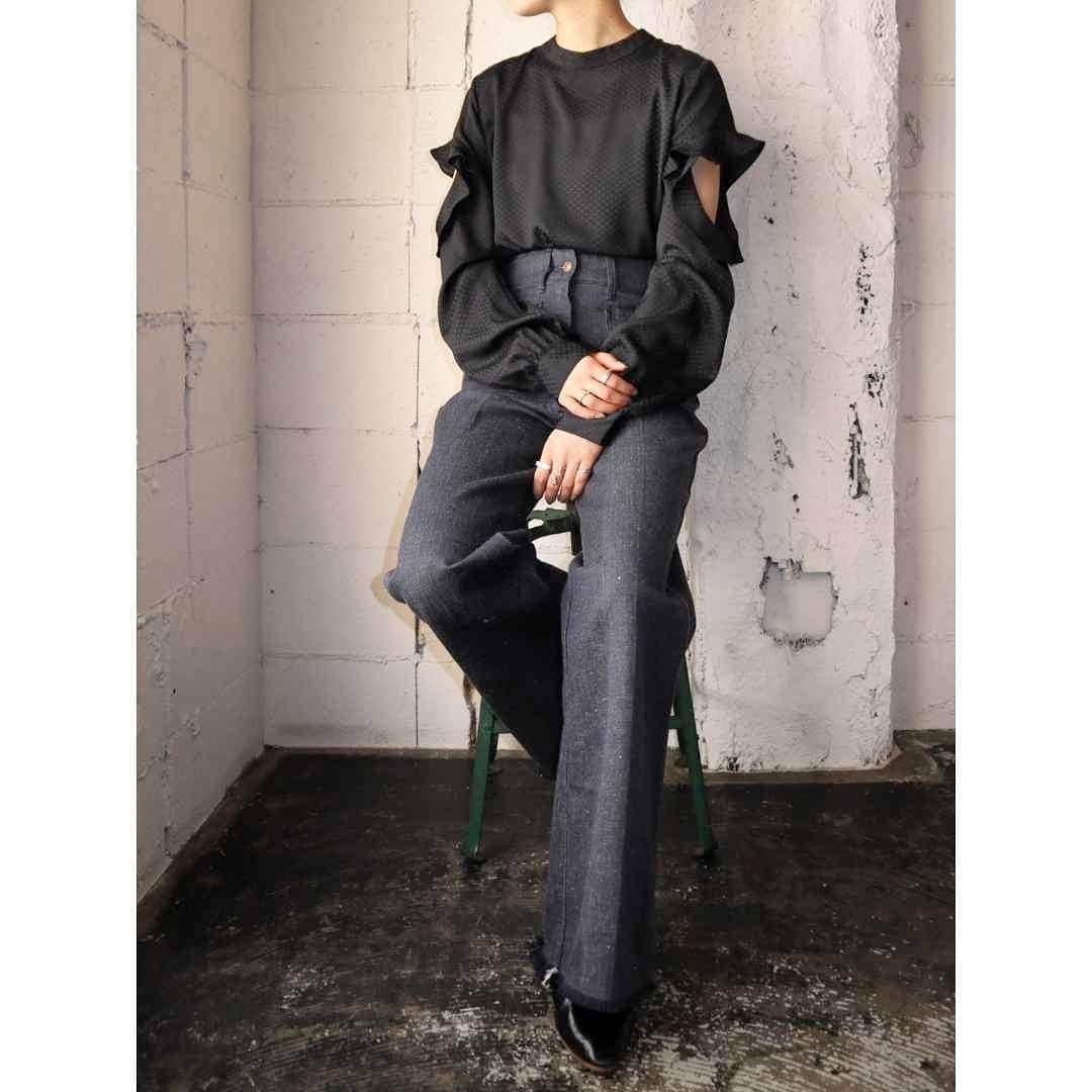 吉祥寺 古着屋 Orfeoのインスタグラム：「Design Blouse × Flared Denim  #Orfeo #Kichijoji #Tokyo #vintage #used #fashion #coodinate #outfits  掲載商品のお問い合わせはメールにて承っております。コメント、DMでのお問い合わせは受け付けておりませんのでご了承ください。」