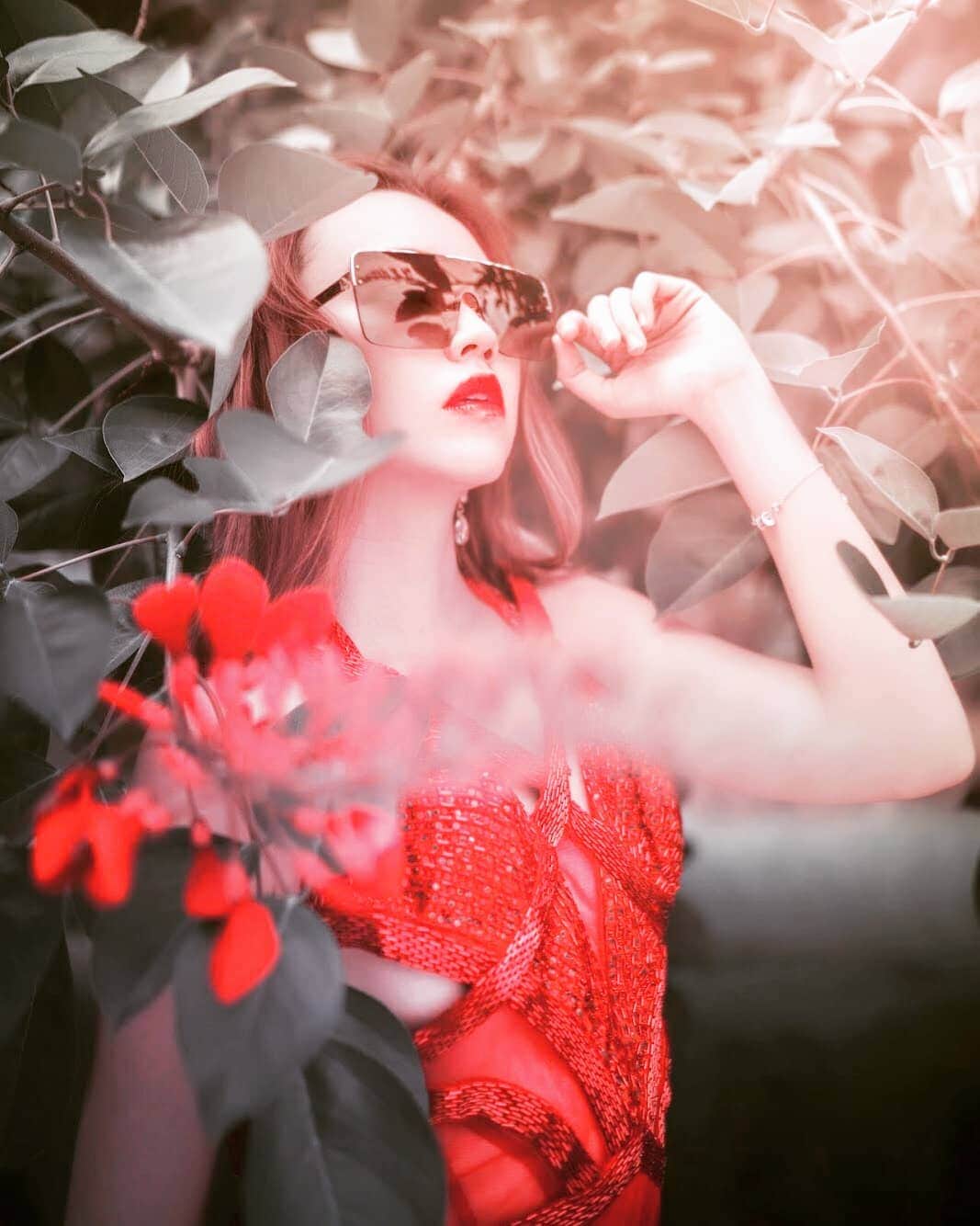 Nicole Chenのインスタグラム：「Good morning! Time for nature  Sony Lens 70/200mm @sonysingapore Clothes : @covetella  Photographer : @balisnapshots @karunaad Team : @trs.25 and @joanalexandras #photoshoot #flowers #nice #nicolechentravels #vlog #pictures #flowers #fashionstyle #fashion」
