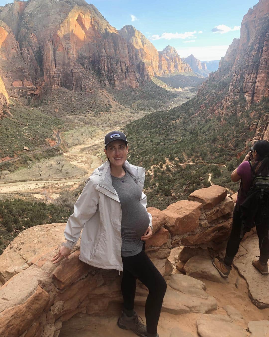 Mike Kriegerさんのインスタグラム写真 - (Mike KriegerInstagram)「Hiking Angel's Landing in Zion was one of my top outdoor experiences ever. Incredible views and we were there just as people started leaving, meaning a pretty empty climb. Full credit to @kaitlyn for doing it 7.5 months pregnant 😍」4月2日 14時05分 - mikeyk
