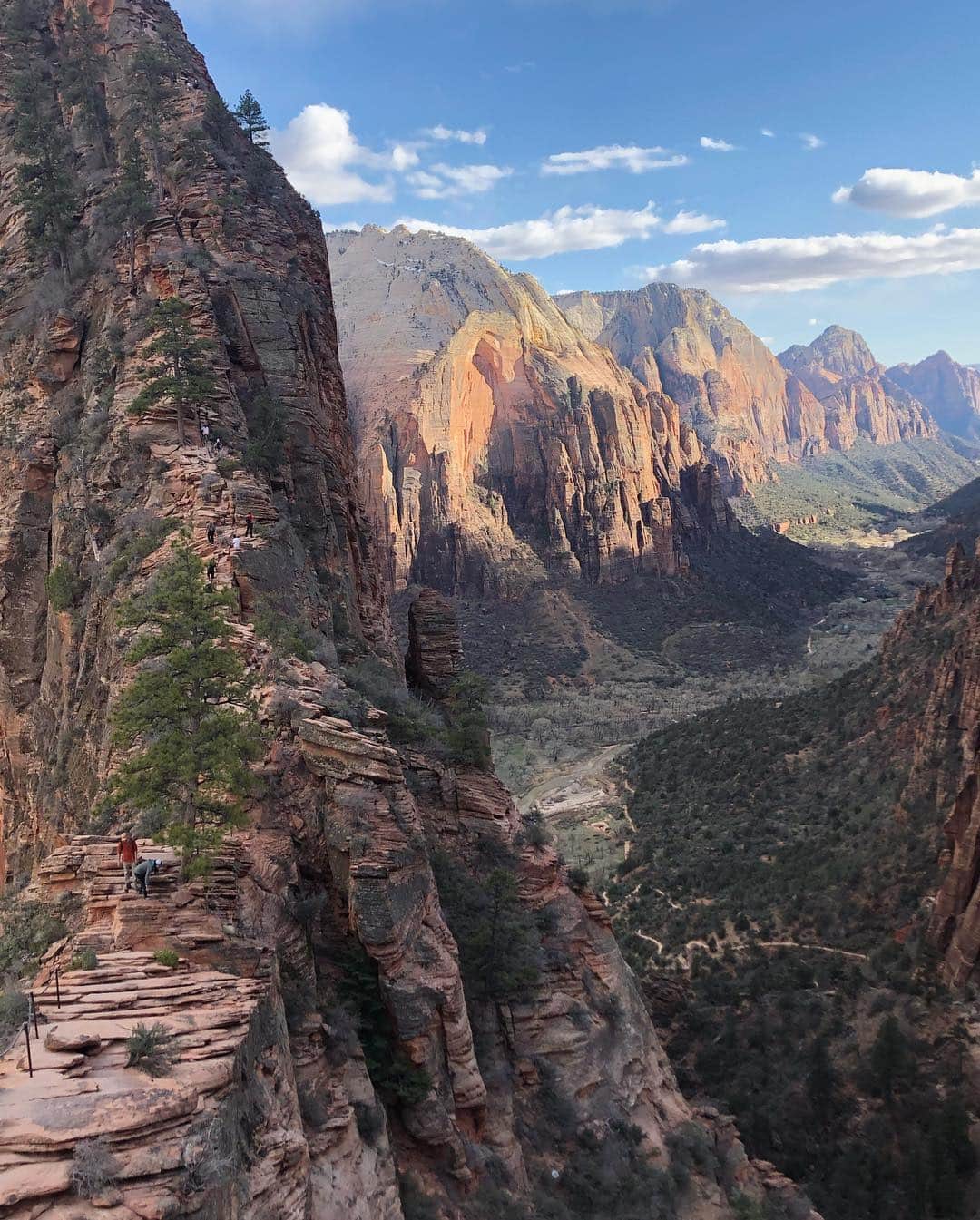 Mike Kriegerさんのインスタグラム写真 - (Mike KriegerInstagram)「Hiking Angel's Landing in Zion was one of my top outdoor experiences ever. Incredible views and we were there just as people started leaving, meaning a pretty empty climb. Full credit to @kaitlyn for doing it 7.5 months pregnant 😍」4月2日 14時05分 - mikeyk