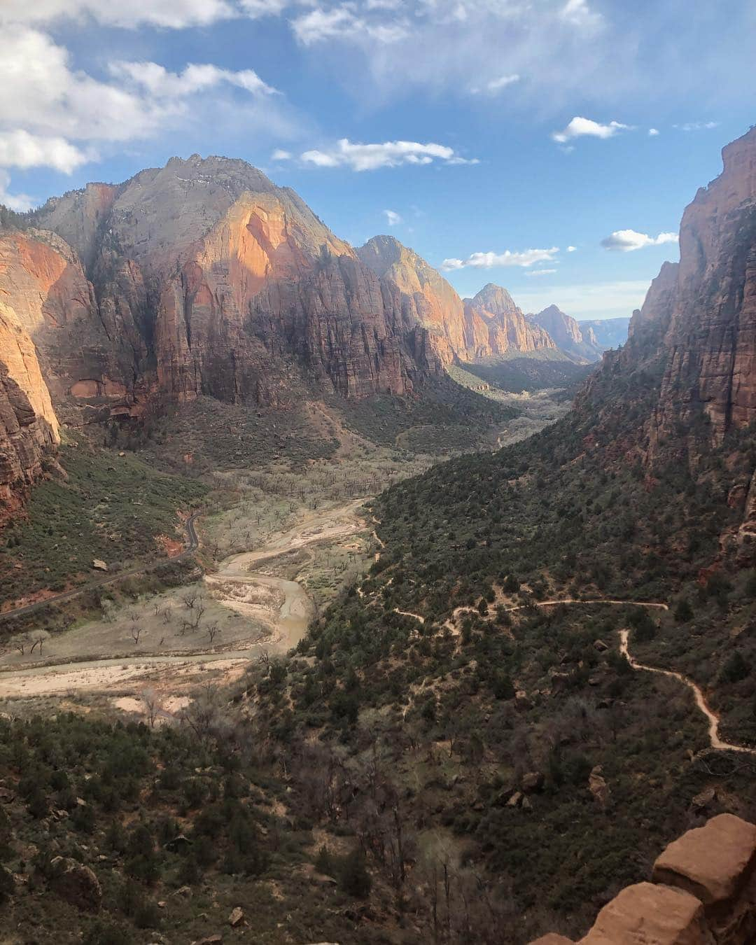 Mike Kriegerのインスタグラム：「Hiking Angel's Landing in Zion was one of my top outdoor experiences ever. Incredible views and we were there just as people started leaving, meaning a pretty empty climb. Full credit to @kaitlyn for doing it 7.5 months pregnant 😍」