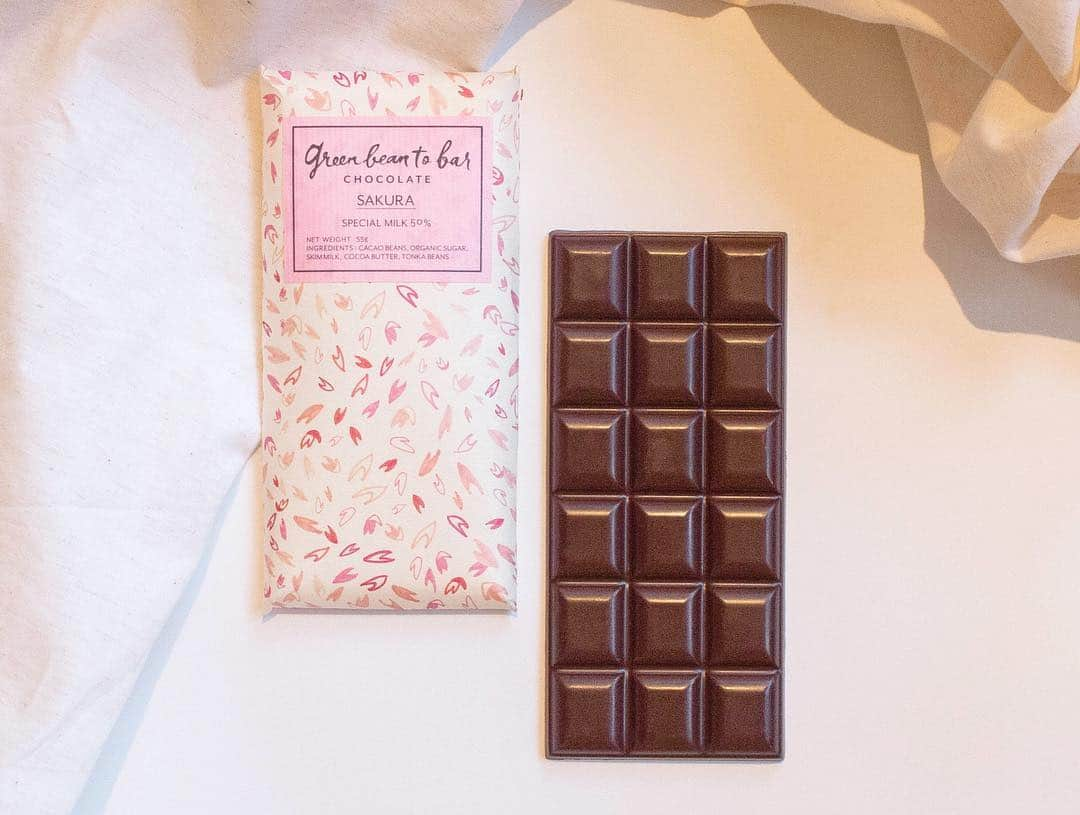 green bean to bar CHOCOLATEさんのインスタグラム写真 - (green bean to bar CHOCOLATEInstagram)「. SAKURA🌸 . 中目黒店前の桜も満開に。 . 【SAKURAタブレット】 ほんのり香る桜は芳醇なトンカビーンズ。口の中でまろやかに広がるミルクチョコレートであの日の桜を想い出す、、、 . #greenbeantobarchocolate  #greenbeantobar #beantobar #chocolat #chocolate #craftchocolate #handmadechocolate #allhandmade #nakameguro #tenjin #cacao #カカオ #グリーンビーントゥバーチョコレート #グリーンビーントゥバー #中目黒  #中目黒カフェ #天神カフェ #チョコレート #ショコラ #ビーントゥバー #カフェ #クラフトチョコレート #お花見 #cherrybrossom #桜 #Sakura」4月2日 14時08分 - greenbeantobar_chocolate