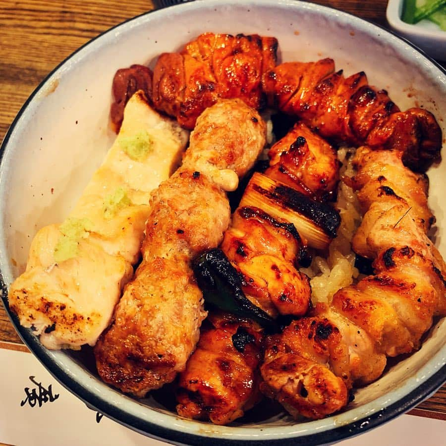 出雲阿国さんのインスタグラム写真 - (出雲阿国Instagram)「お昼ご飯は 京橋で 伊勢廣の焼き鳥丼❤️ 朝から 京橋でミーティングだったので ご褒美に 五本焼き鳥ご飯少なめ❤️ 美味しかった☆ 午後からも頑張る♪  食べたかったものが 食べられると うまく回るような気がする☆  #伊勢廣京橋本店 #伊勢廣 #焼き鳥丼 #ずも姉 #開運  #鳥スープ も最高だった❤️」4月2日 14時14分 - izumonookuni