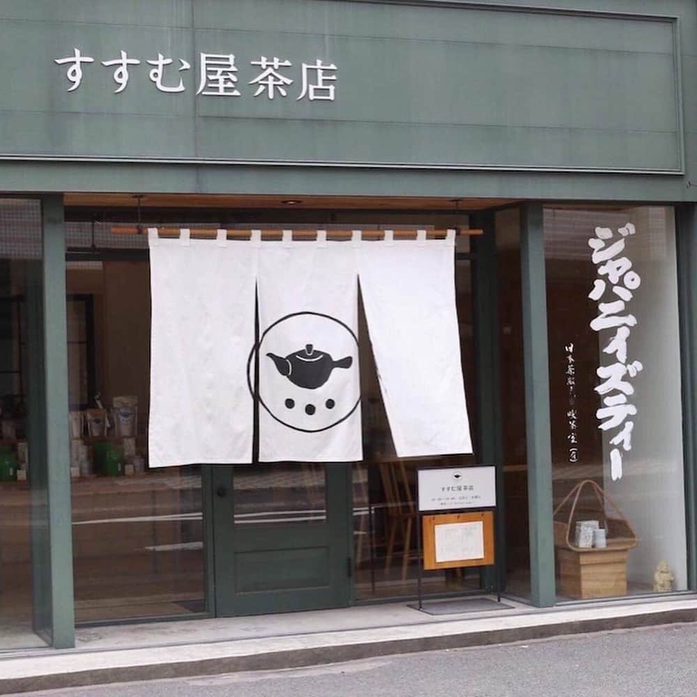 手紙社さんのインスタグラム写真 - (手紙社Instagram)「【「第15回東京蚤の市」世界のティールーム④:すすむ屋茶店】 日本の茶葉の3分の1を生産している鹿児島で生まれた「すすむ屋茶店」。その歴史は深く、100年近く続く製茶問屋から派生した日本茶専門店です。いくつもの茶葉を育ててきた生産者、目利きのの鑑定人、そして仕上げの焙煎人と、その道のプロが選び抜いたものを扱っています。  最高品質の日本茶をいつもの暮らしの中で取り入れて、身も心も満たされてみませんか？ . ▶︎詳細はプロフィールのリンクより「 @tokyonominoichi 」へ . 【「第15回東京蚤の市」開催概要】 日程：2019年5月11日（土）、12日（日） 入場料：700円（小学生以下無料） 会場：大井競馬場（東京都品川区勝島2-1-2） . #tokyonominoichi#東京蚤の市#手紙社#手紙舎#tegamisha#vintage#antique#アンティーク#ブロカント#東京北欧市#東京豆皿市#豆皿#箸置き#mamezara#大井競馬場#世界のティールーム#すすむ屋茶店#日本茶」4月2日 14時15分 - tegamisha