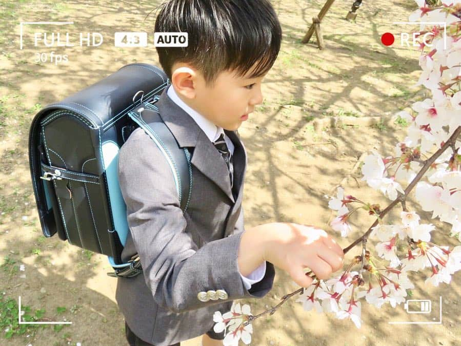 花清まゆこさんのインスタグラム写真 - (花清まゆこInstagram)「桜が散る前に、、、 満開の桜と息子とランドセル♡  もうすぐピカピカの1年生！！ そして、4月2日の今日、一番のりで7歳に♡  息子よ、、 お誕生日おめでとう！！ 口ごたえだけは一人前ですけど、、笑笑 そんなあなたも愛おしく思ってるよ^ ^  ママはどんな時でもあなたの味方だから、、、 これからも自分らしくまっすぐに！！！ #土屋鞄#土屋鞄ランドセル #ランドセル  #ネイビー#ネイビー✖️ブルー  #桜#桜とランドセル #桜と息子#記念撮影 #cherryblossom  #ママカメラマン  #男の子ママ  #兄弟ママ #お誕生日#お誕生日おめでとう #happybirthday  #4月2日生まれ  #誰よりも早く #7歳 #birthday」4月2日 14時16分 - mayuusa610