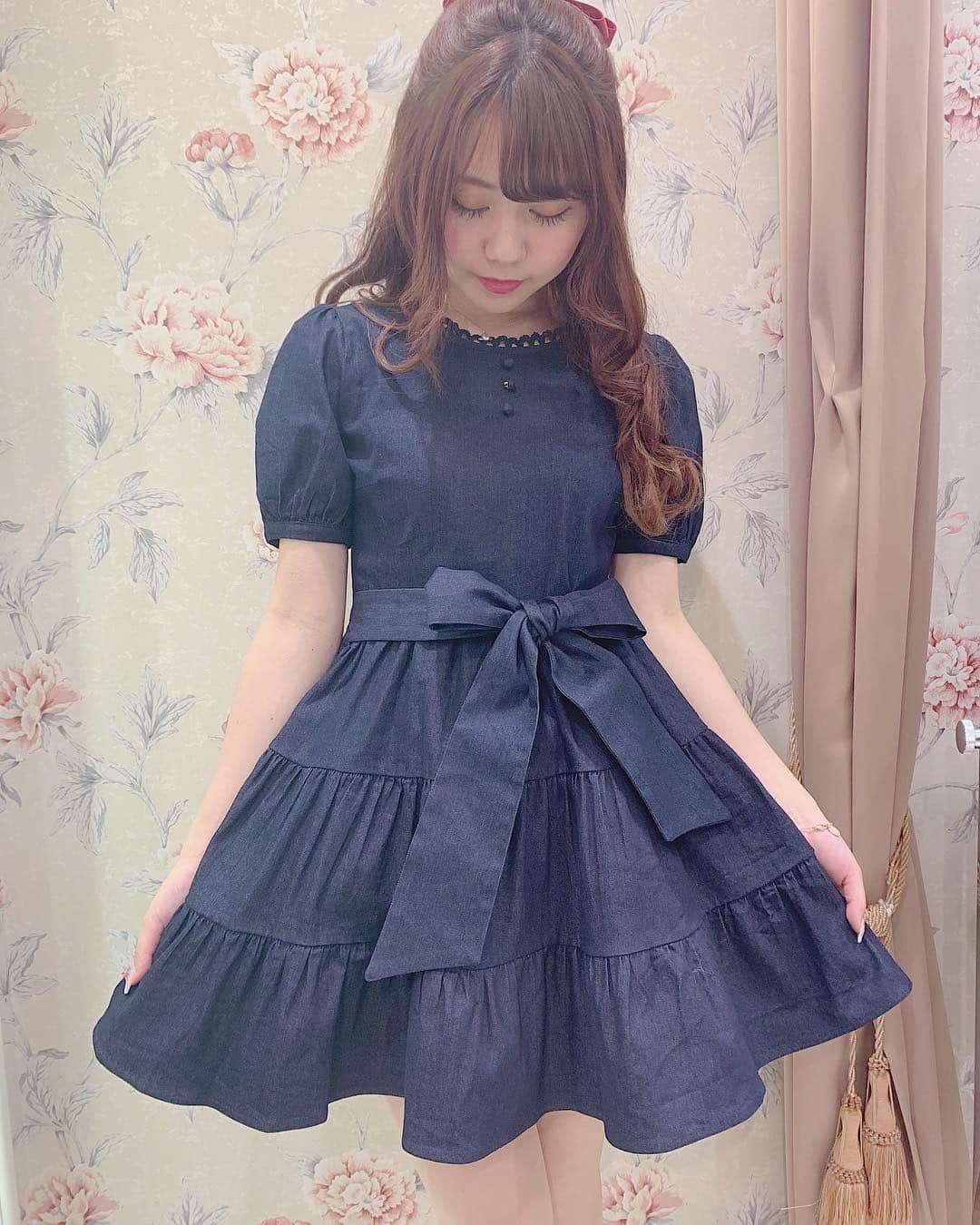 evelyn ビジューオフショルOP デニム ワンピース evelyn ビジューオフショルOP デニム ワンピース 白 - メルカリ