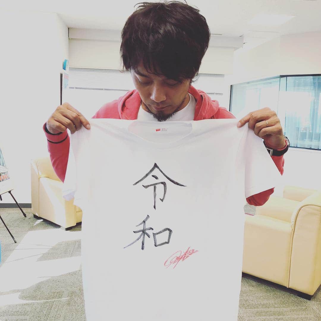 光永亮太さんのインスタグラム写真 - (光永亮太Instagram)「今日のリスナープレゼント。 本当に欲しい人いるのかな？笑  #世界にひとつだけの #手書きTシャツ」4月2日 14時24分 - mitsunagaryota