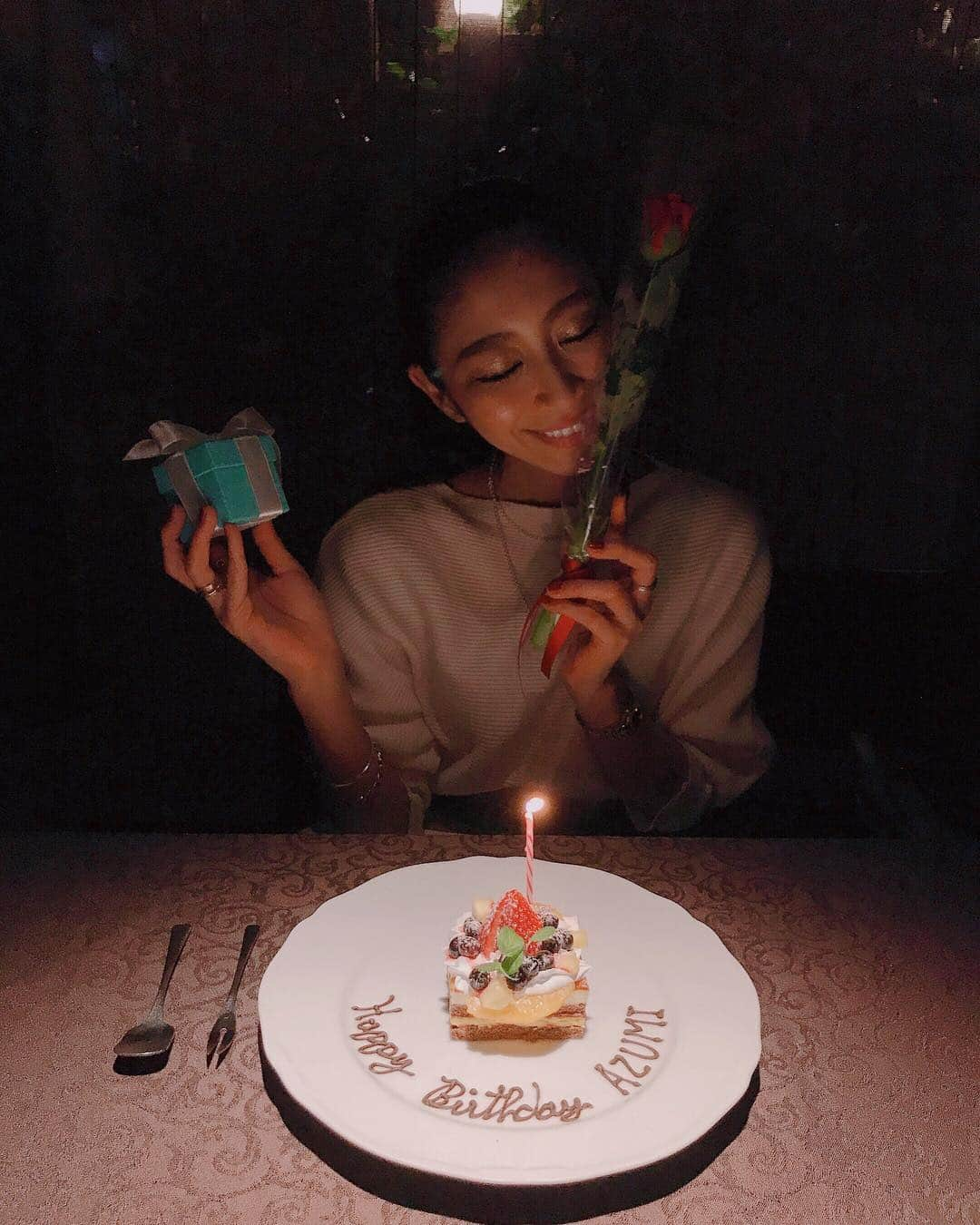 佐藤あずみさんのインスタグラム写真 - (佐藤あずみInstagram)「ケーキ可愛いー💐🎂 かわいすぎる。 本当にありがとうが多すぎて溢れおちちゃうね、どうしよう！ . 可愛く写真撮ってあとから送ってくれるの。最高！最高でしょ！ . #birthday #bday #happy #bff #drink #cheers #biglove #bdp #girls #party #goodtime #funny #likeit #bigsmile #birthdaycake #お誕生日 #おめでとう私 #お誕生日ケーキ」4月2日 14時37分 - azumisato0330