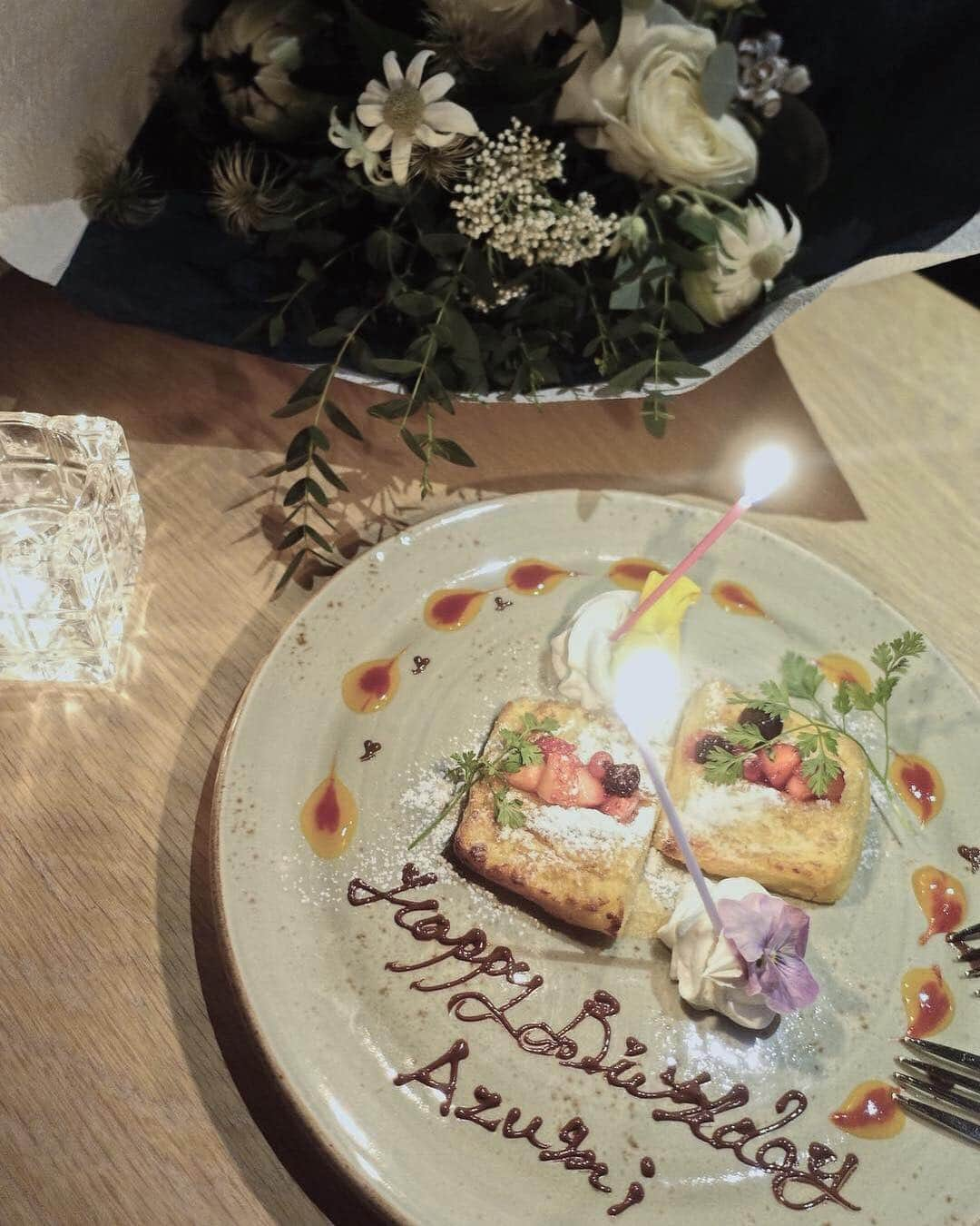 佐藤あずみさんのインスタグラム写真 - (佐藤あずみInstagram)「ケーキ可愛いー💐🎂 かわいすぎる。 本当にありがとうが多すぎて溢れおちちゃうね、どうしよう！ . 可愛く写真撮ってあとから送ってくれるの。最高！最高でしょ！ . #birthday #bday #happy #bff #drink #cheers #biglove #bdp #girls #party #goodtime #funny #likeit #bigsmile #birthdaycake #お誕生日 #おめでとう私 #お誕生日ケーキ」4月2日 14時37分 - azumisato0330