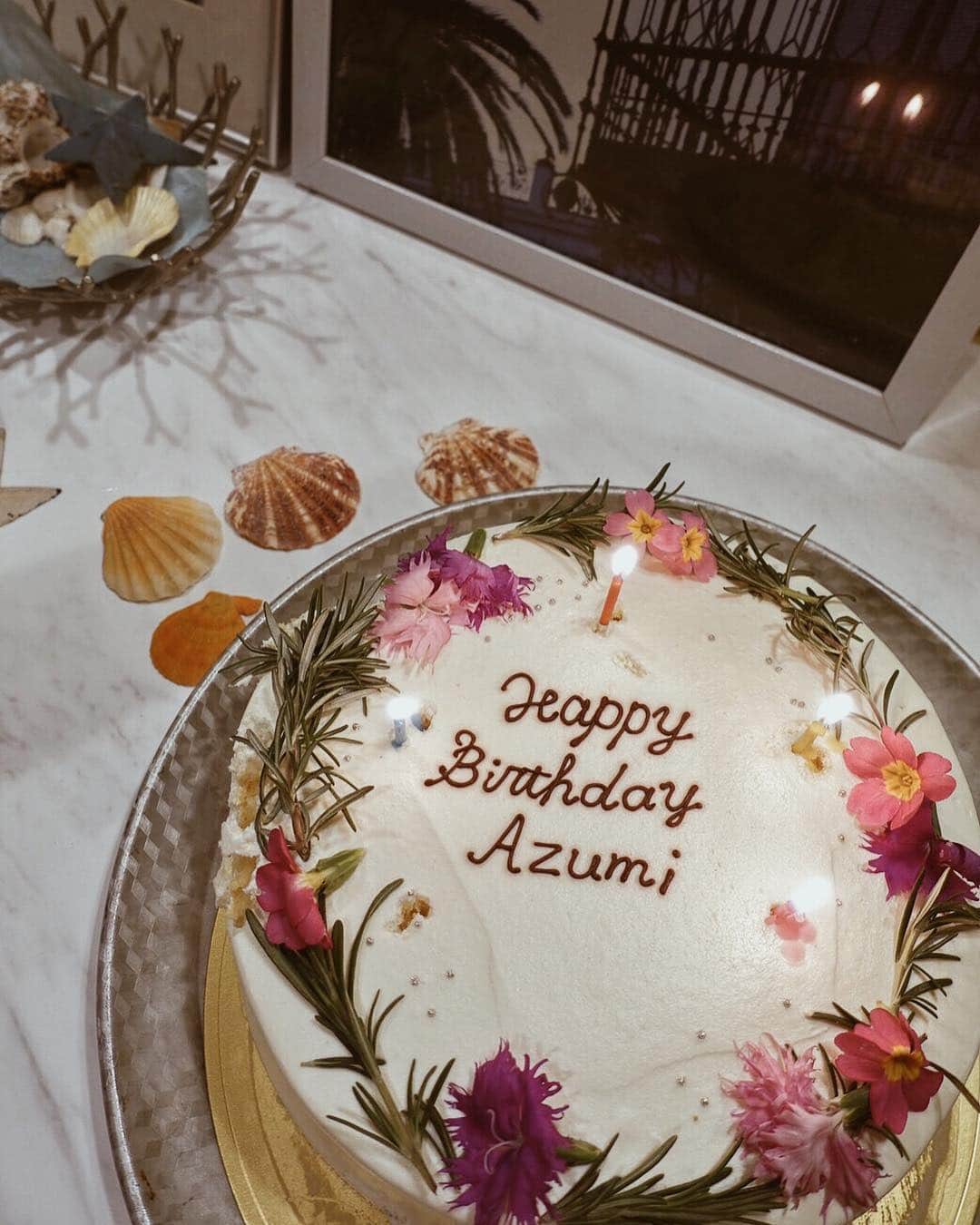 佐藤あずみのインスタグラム：「ケーキ可愛いー💐🎂 かわいすぎる。 本当にありがとうが多すぎて溢れおちちゃうね、どうしよう！ . 可愛く写真撮ってあとから送ってくれるの。最高！最高でしょ！ . #birthday #bday #happy #bff #drink #cheers #biglove #bdp #girls #party #goodtime #funny #likeit #bigsmile #birthdaycake #お誕生日 #おめでとう私 #お誕生日ケーキ」