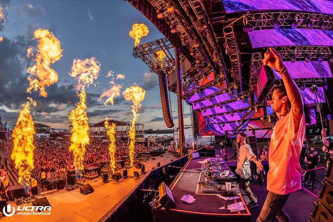 サネリー・ジェームズのインスタグラム：「Thank you so much @ultra Miami. Love you! ♥️ Our live set is online NOW. Go check it out!」