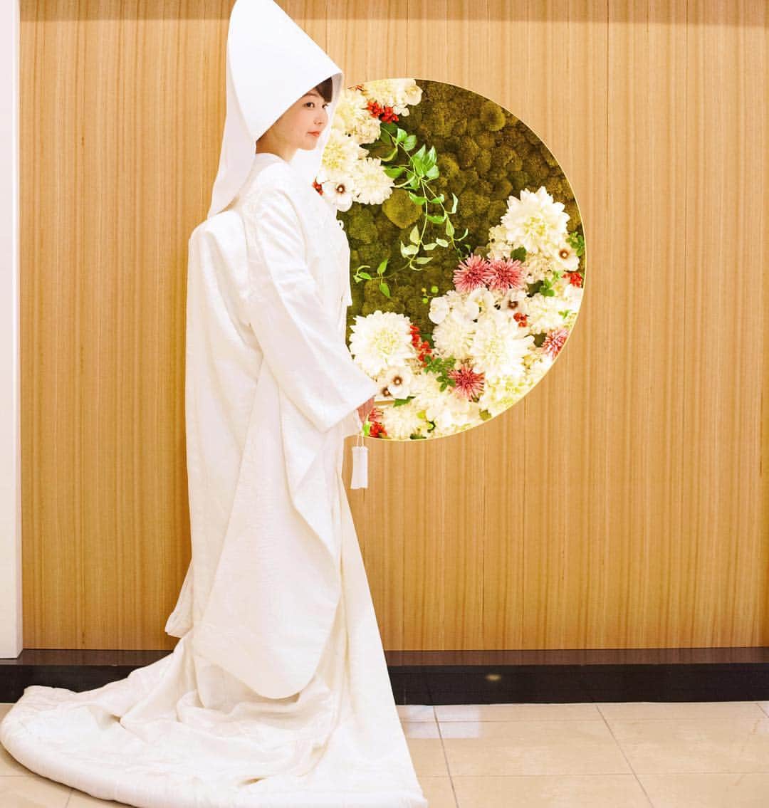 のインスタグラム：「.﻿ #和婚をもっと盛り上げたい﻿ ﻿ 神殿のお隣にある﻿ フォトスポット♪﻿ ここに使われてる苔、実は﻿ プリザーブドフラワー(？)﻿ なのです！﻿ ﻿ 本物の質感は花嫁様をさらに﻿ 輝かせます🌸﻿ ﻿ 白無垢の美しい姿に見惚れてしまいます...﻿ ﻿ ——————————﻿ こだわりの和婚ご紹介中♪﻿ プロフィールからHPをcheckしてね✨﻿ @roseuncharme﻿ ﻿ ﻿ ﻿ #RoseunCharme﻿ #ロゼアンシャルム ﻿ #新横浜グレイスホテル ﻿ #新横浜 ﻿ #新横浜結婚式﻿ #横浜結婚﻿ #結婚式 ﻿ #プレ花嫁 ﻿ #プレプレ花嫁﻿ #花嫁 ﻿ #wedding ﻿ #ウェディング﻿ #ブライダル ﻿ #marriage ﻿ #プレ花 ﻿ #関東花嫁 ﻿ #全国のプレ花嫁さんと繋がりたい ﻿ #日本中のプレ花嫁さんと繋がりたい ﻿ #ホテル婚 ﻿ #結婚式準備 ﻿ #ロゼ嫁﻿ #2019春婚﻿ #marry花嫁﻿ #入籍﻿ #プロポーズ﻿ #カップルさんと繋がりたい﻿ #フォト婚」