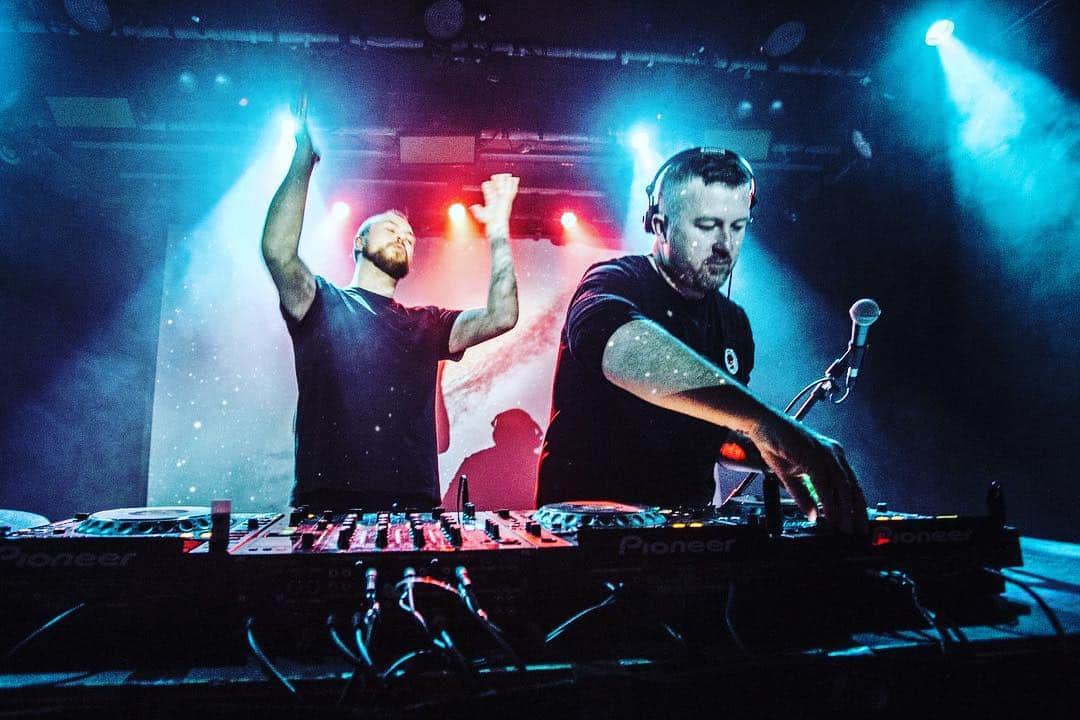 ジ・アストン・シャッフルのインスタグラム：「When he finally nails a mix」