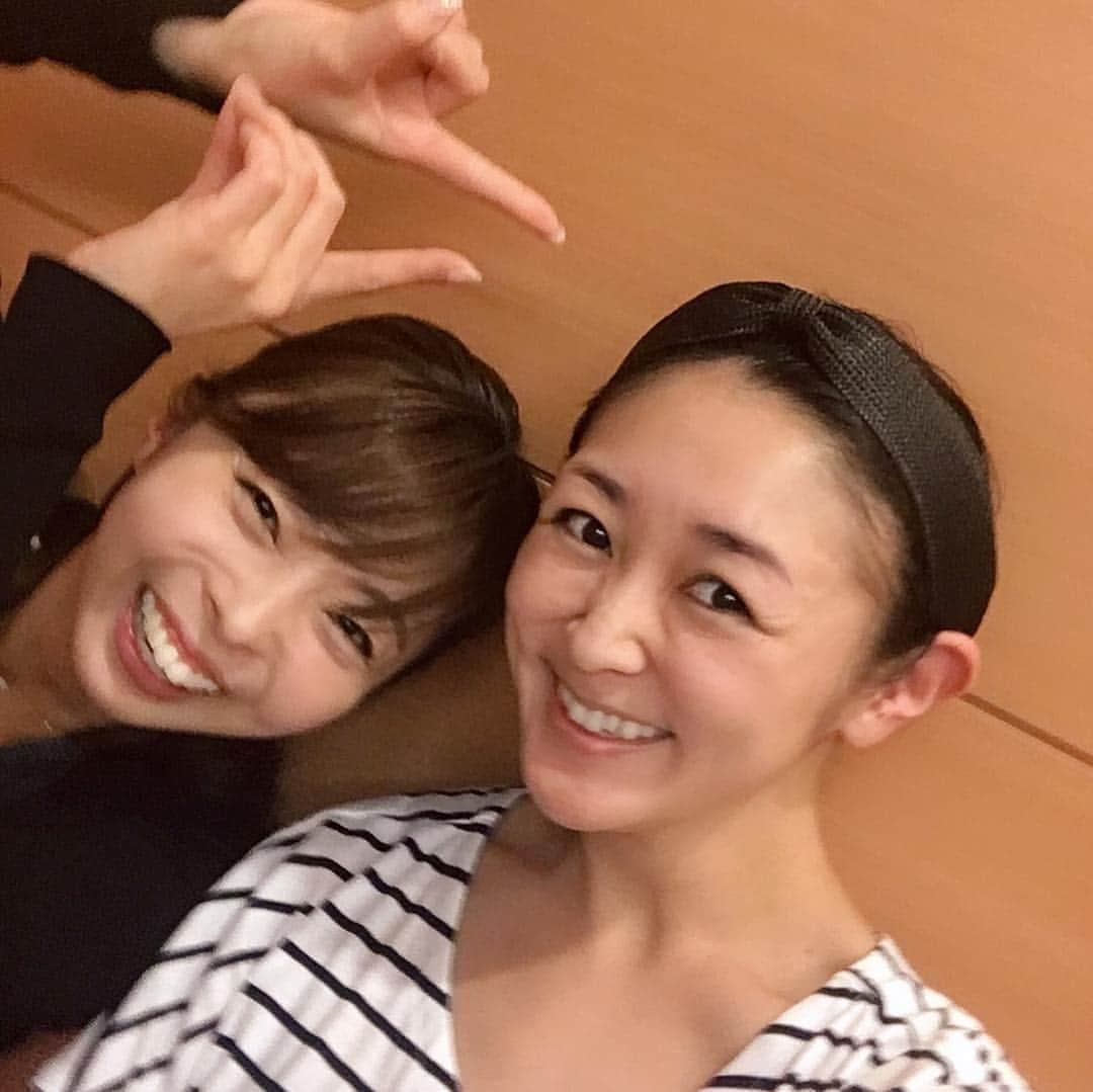 音花ゆりさんのインスタグラム写真 - (音花ゆりInstagram)「. . いつものメンバーからのじゅりちゃんのお誕生日プレゼントを渡すという任務を遂行する為、サプライズでお見舞いに🤩 . めっちゃびっくりしてくれて、喜んでくれて良かったー❤️❤️❤️ . ヘアバンド、よく似合っていました✨✨✨ . ヘアバンドを強調したかったのに、なんか上手くいかなくて笑ってしまう、昭和生まれ2人🤣🤣🤣. . . #お誕生日プレゼント #サプライズ成功 #自撮り #難しい… #令和 #キレイな響きね #昭和生まれ」4月2日 14時36分 - otohana.yuri