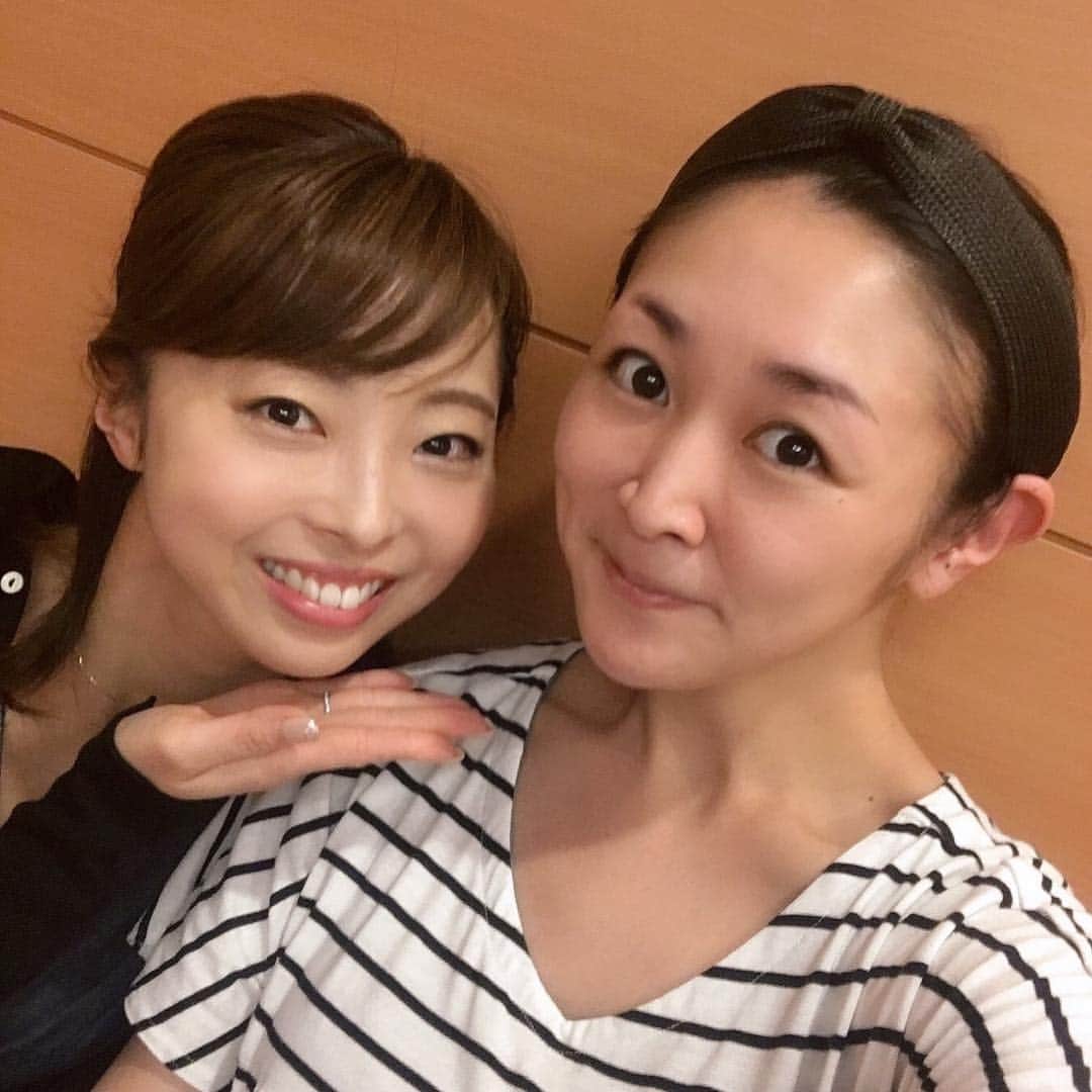 音花ゆりさんのインスタグラム写真 - (音花ゆりInstagram)「. . いつものメンバーからのじゅりちゃんのお誕生日プレゼントを渡すという任務を遂行する為、サプライズでお見舞いに🤩 . めっちゃびっくりしてくれて、喜んでくれて良かったー❤️❤️❤️ . ヘアバンド、よく似合っていました✨✨✨ . ヘアバンドを強調したかったのに、なんか上手くいかなくて笑ってしまう、昭和生まれ2人🤣🤣🤣. . . #お誕生日プレゼント #サプライズ成功 #自撮り #難しい… #令和 #キレイな響きね #昭和生まれ」4月2日 14時36分 - otohana.yuri