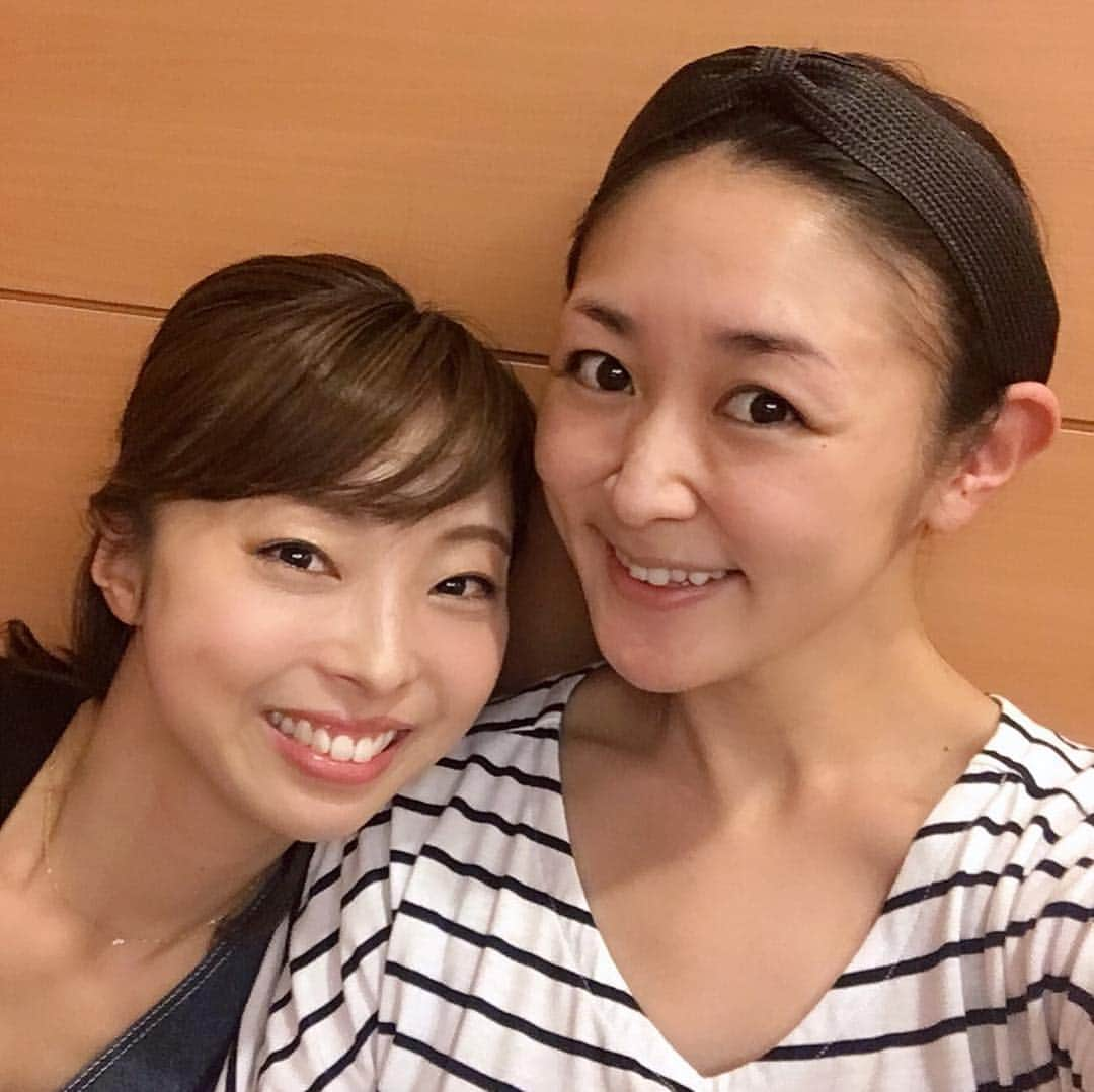 音花ゆりさんのインスタグラム写真 - (音花ゆりInstagram)「. . いつものメンバーからのじゅりちゃんのお誕生日プレゼントを渡すという任務を遂行する為、サプライズでお見舞いに🤩 . めっちゃびっくりしてくれて、喜んでくれて良かったー❤️❤️❤️ . ヘアバンド、よく似合っていました✨✨✨ . ヘアバンドを強調したかったのに、なんか上手くいかなくて笑ってしまう、昭和生まれ2人🤣🤣🤣. . . #お誕生日プレゼント #サプライズ成功 #自撮り #難しい… #令和 #キレイな響きね #昭和生まれ」4月2日 14時36分 - otohana.yuri