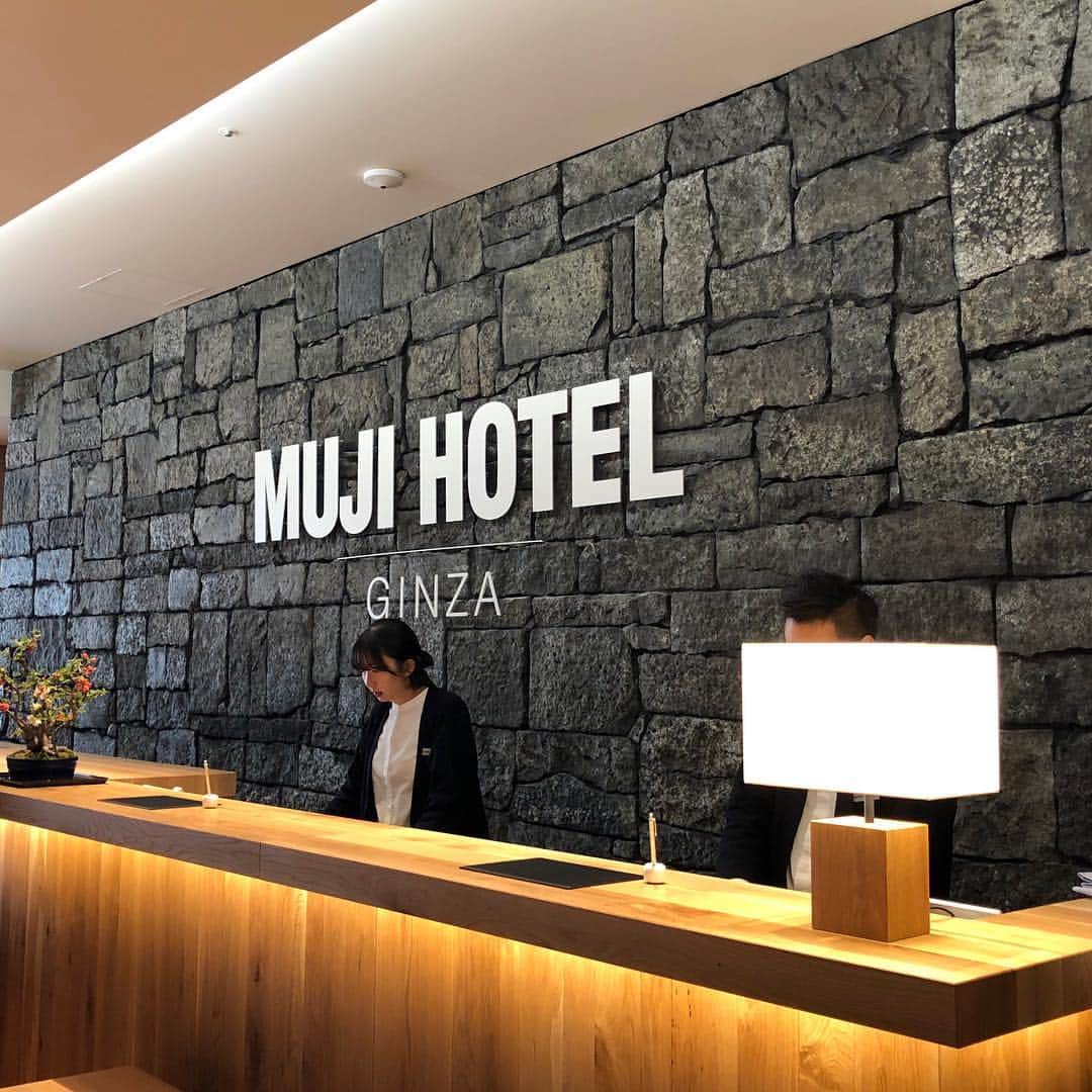のインスタグラム：「日本初となる #無印良品 のホテルが4月4日にグランドオープン❗️本日内覧会にお邪魔しました。 ・ 無印らしいシンプルで洗練された内装。銀座のど真ん中にありますが、日頃使っているブランドだからか🤔とっても落ち着く空間です。 ・ 写真3枚目以降は同時オープンの無印良品 銀座の店内。1階にはベーカリー、青果売場、ジューススタンドが🍓 ・ そのほかのフロアではディスプレイにもぜひご注目を。見ているだけでも楽しめるポイントが至るところにありますよ。週末やGWのお出かけにぜひ📝  #mujihotel #mujihotelginza #FRaU」