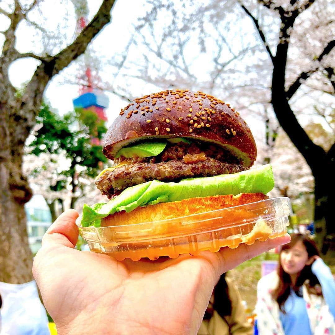 脊山麻理子のインスタグラム：「お花見してきました♡花よりハンバーガーの図🍔桜と東京タワーのコラボとても綺麗でした♡ #令和 #発表の日 #桜を眺める #広尾バーガー」