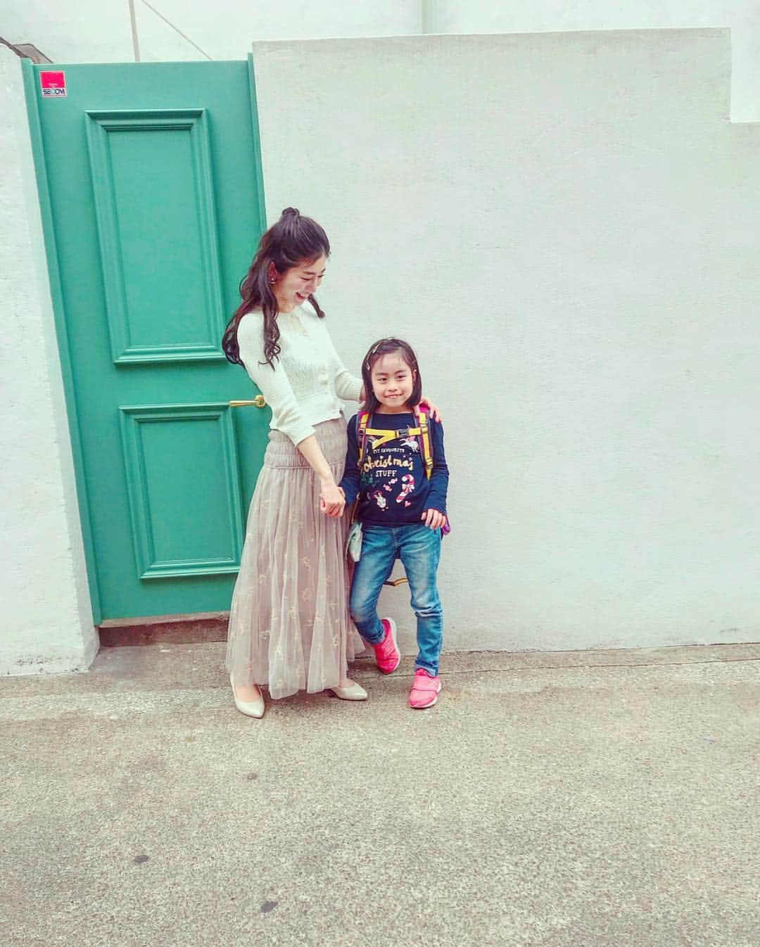 のインスタグラム：「👨‍👩‍👧 #親子コーデ  って言いたいだけ🙈  もはや我が子のような大切な存在。  かれこれ15年くらいの付き合いになる 大事な仲間たち。  転職したり独立したり 結婚したりママになったり。  19歳の頃から勢いもエネルギーも変わらず、 ずっと歩み続ける彼女たちは 気の置けない大切な存在。  それぞれがそれぞれに花を咲かせていく姿は とっても誇らしくて嬉しくて 私も頑張ろう、といつもやる気スイッチがおされる。  みんなどんな風に進化していくのかな。  わくわく。  友達っていいな。 親子っていいな。 家族っていいな。  一一一一一一一一一一一一一一一一一一一一一一一一一一一一 #bestfriend#freindship#thankyou#感謝#親子#ママ#結婚#出産#独立#誕生日#誕生日会#おめでとう#ありがとう#happybirthday#コーデ#家族#友達#女子会#仲間#party#birthdayparty#やる気スイッチ#fashion#coordinate#コーディネート」