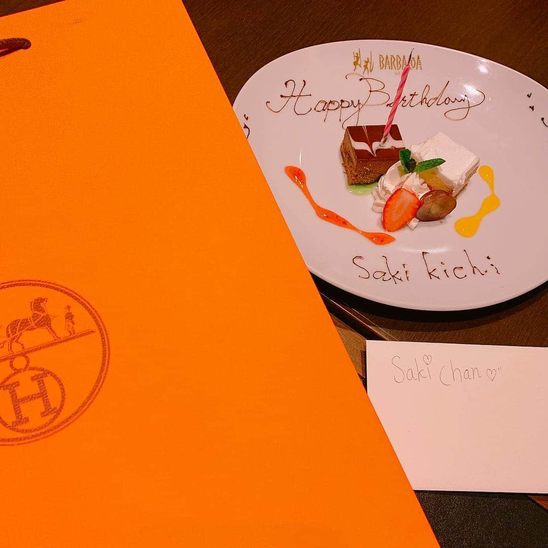 サキ吉さんのインスタグラム写真 - (サキ吉Instagram)「一番乗りでちいちゃんが誕生日お祝いしてくれました……🥺❣️❣️❣️ しかも大好きなエルメス😭❤️ ． ちいちゃんの昇進祝い会かと思ったら私の誕生日会でサプライズすぎて何が何だかわからなかった‪‪😂‬www もう8年の付き合い😌💕 本当にありがとう❤️ ． あとで二人の写真も載せる😈❣️ ． ※誕生日11日だお #サプライズ #一番乗りの誕生日会 #HERMES #barbacoa」4月2日 14時43分 - sakikichi1201