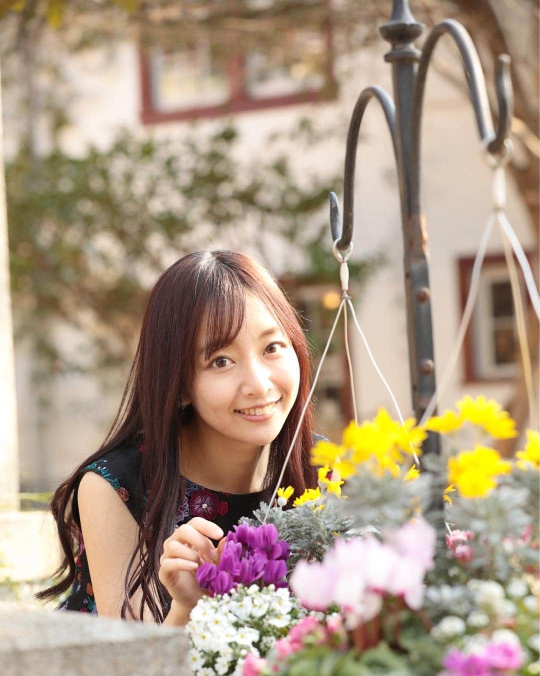 のインスタグラム：「. . おかげ様で２５歳になりました。 ありがとうございます💗 . この一年は沢山の方に歌を届けられる年にできるよう頑張ります！ . ２５歳の長谷川萌美もよろしくお願いいたします🌸 . . 本日4/2はついに  #モエミバースデー ライブ❗️ . 天王洲アイル駅そばの KIWA にて19:00〜開催致します🎉 . 毎晩配信してきたインスタライブを 観てくださった方も ありがとうございました❣️ . 当日券あります！ ぜひお越しください🤗🌸✨ .  #live #birthday #25 #天王洲アイル #ビタスイ」
