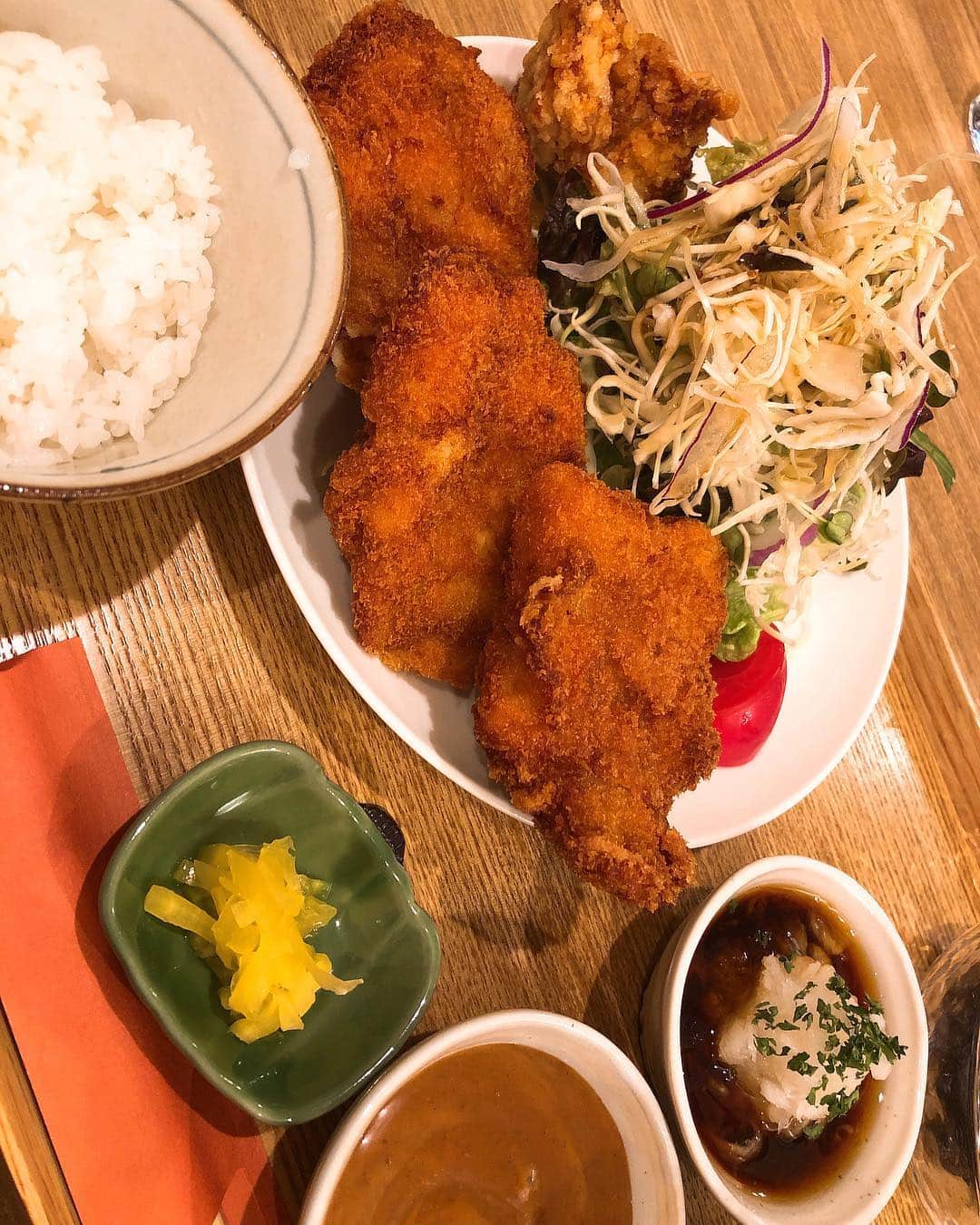 福井柑奈さんのインスタグラム写真 - (福井柑奈Instagram)「岡山にて 『ボートレース児島』様のCM撮影でした🚤💕 . ありがとうございました〜😆 皆さんお楽しみに💟 . 来週か再来週からテレビで流れまーす(￣∀￣)⤴︎⤴︎⤴︎⤴︎⤴︎ また詳しくわかれば投稿しますね☺️✨✨ 10年前から、高校生の時からのお知り合いさん担当だった🤩感動✨仕事一緒にさせていただくのが目標だったりしたんだぁ😭🙏 ５枚目。みんなでお昼食べました！ 県庁の近くの『キッチンほりぐち』さん！ 美味しかったー！ぼりゅーみーすぎたー！ チキンカツ定食🐥💕 .  #岡山 #ボートレース児島  #児島 #ボートレース #🚤 #CM #撮影 #CM撮影  #お楽しみに #❤️ #ランチ #キッチンほりぐち #チキンカツ定食 #大人気店 #行列だった #💓」4月2日 14時53分 - kanna_fukui