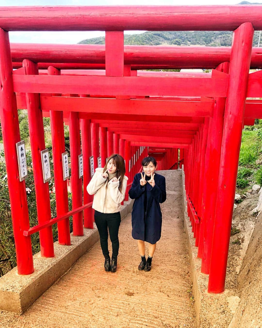 浅香美咲のインスタグラム：「山口県〜🌸 #元乃隅神社 #角島大橋 #角島 #湯本温泉 #湯田温泉 #旬彩鈴吉 #お花見 #桜 #さくら #山口 #佐野マリア #浅香美咲 #美容  #fashion #beauty #nail #makeup  #japanesegirl  #portraitmood」