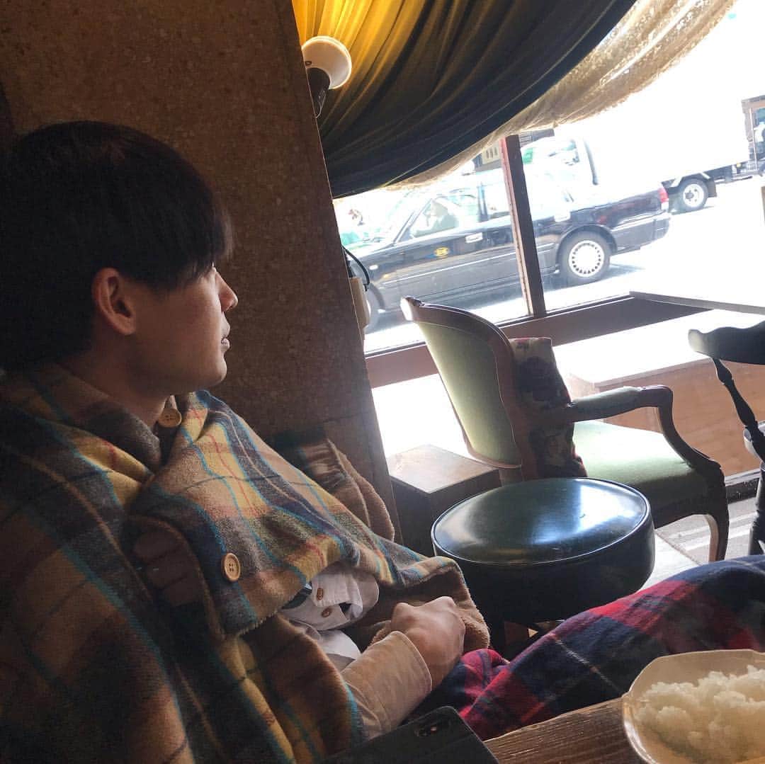 ゆうへいさんのインスタグラム写真 - (ゆうへいInstagram)「ブランケットまみれ兄さんに昼ごはん連れて行っていただきました。いつもありがとうございます！吉田たちのこうへい氏も一緒でした！タグ付けで座り位置確認してください！ #祇園 櫻井さん #目線が憂い #老婆？」4月2日 14時58分 - tachianija