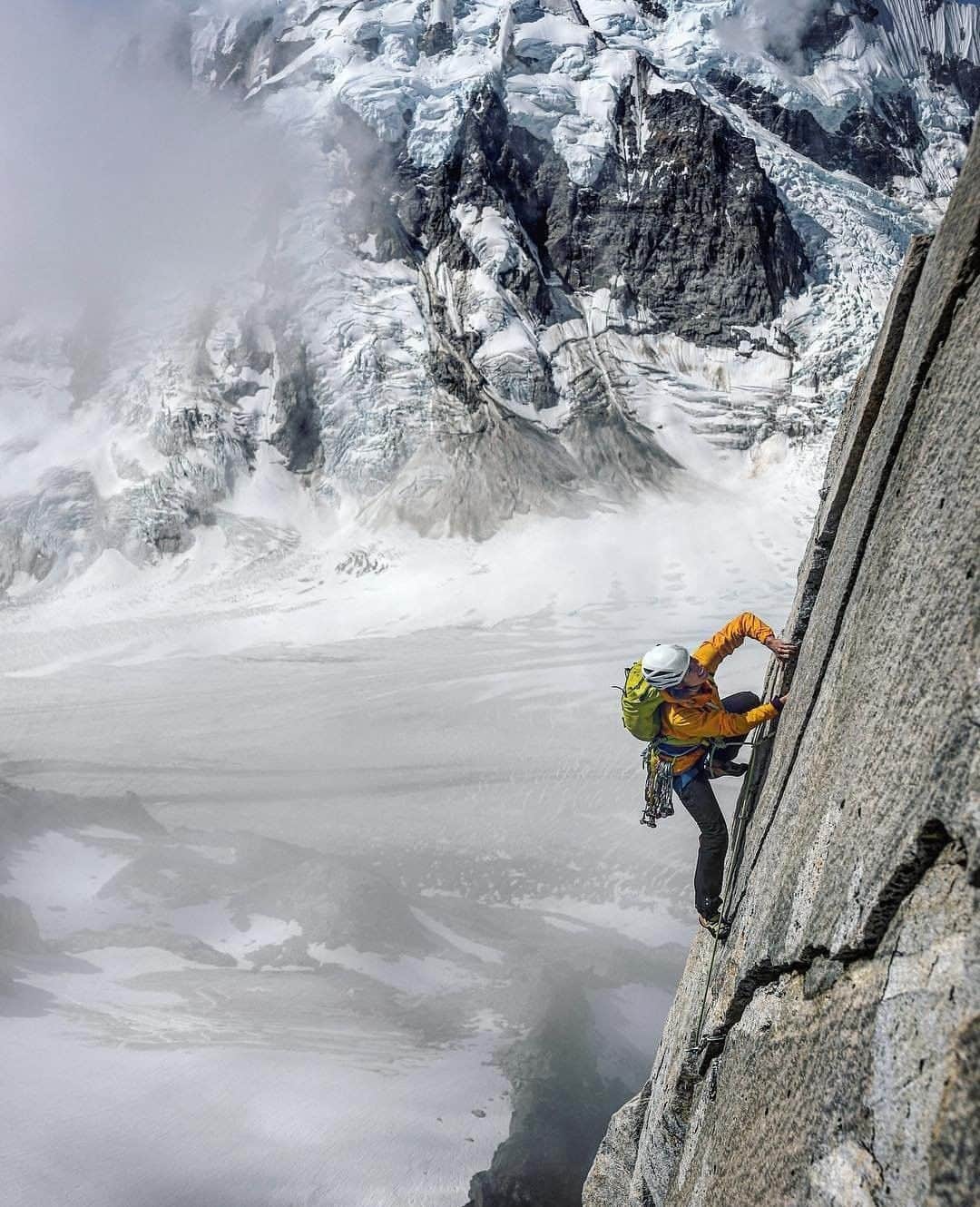 のインスタグラム：「Photo by @jimmychin | Alpine rock climbing is one of my favorite ways to interact with mountain landscapes. Conditions have to be just right to find moments like this with @kinleyaitken in  Waddington Range, British Columbia. For more images of mountain adventures, follow @jimmychin.」