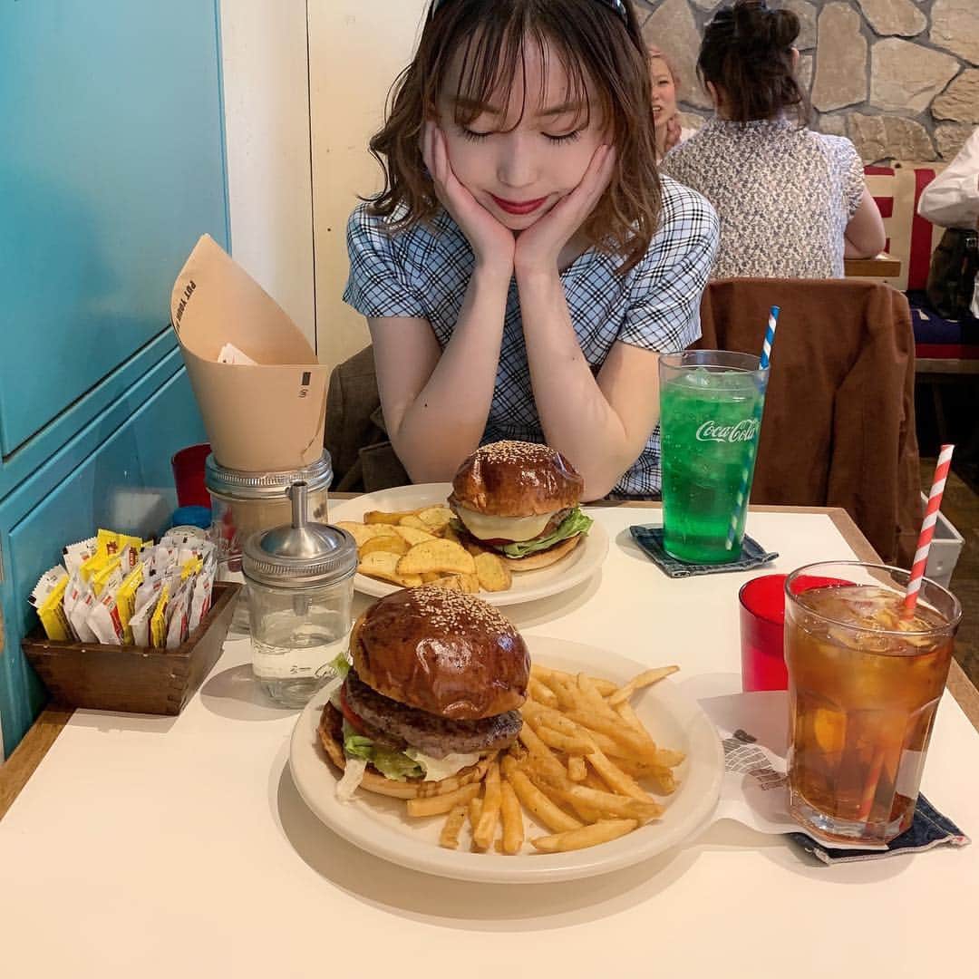池田愛梨さんのインスタグラム写真 - (池田愛梨Instagram)「とある日のlunch🍔 メロンソーダにハマっている🍈🥰 #favoritepicture#junkfood#instagood#american #hamburger#yummy」4月2日 14時59分 - aairipppzz