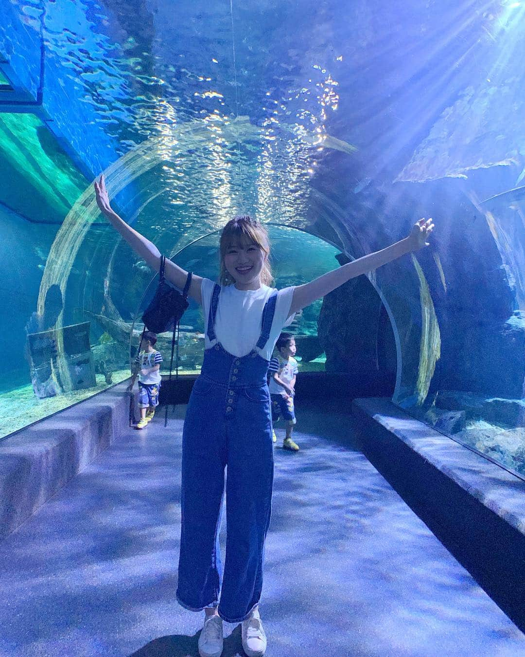 松本未夢さんのインスタグラム写真 - (松本未夢Instagram)「ถ่ายรูปมาแต่ไม่เห็น🦈🐋🐠555 อยู่ที่ไหน😂😆😂 . . サメのトンネルの中で写真撮ってもらったんだけど、サメも魚も一匹も映ってない奇跡🤣😂🤣”水槽と私”の写真になっちゃった😂💕みんなどこにいったの？🤣 . . この日は夕方から1人で水族館に行ってきた✨結構長居したなー💕よく変わってると言われるのはこういう所なのかもしれない😂 . 蛇みてビックリしたら、隣にいた人が私のリアクションでビックリしてた😂🙏🏻申し訳ない🤣 . . . #มิมุ #ไม่ใช่มุมิ #คนญี่ปุ่น #Mimu #mimusdiary  #aquarium  #sightseeing #bangkoklife #バンコク生活 #バンコク在住 #海外生活 #タイ旅行 #タイ生活 #水族館  #癒された #1人水族館」4月2日 15時01分 - miiimuuu_chan