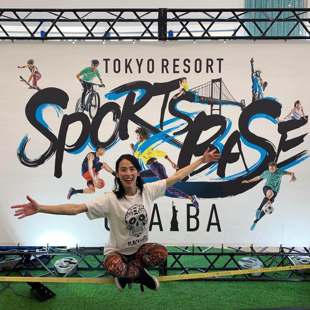福田恭巳のインスタグラム：「2019年3月31日 日曜日  TOKYO BESORT SPORT BASE ODAIBA スポーツ×レジャーファッションショーにて 世界1位を取ったことのある パフォーマーがアクアシティお台場に 集結しました！！ ダンサー @yuyastyle  ダブルダッチ @dd_reg  スラックラインのパフォーマンスと 体験会をアクアシティお台場で 行いました👍  バイオリンのパフォーマンスもあったりして 見て楽しい聞いて楽しい 体験もできる！ 素晴らしいイベントでした❤️ かっこいいMC @vitor_sato_  ノリノリのDJ @saopanic  ありがとうございました😊♫ #スラックライン #slackline #slacklife #アクアシティお台場 #ダンス #ダブルダッチ #バイオリン #ファッションショー #パフォーマンス  #産後復帰 #女の子ママ #赤ちゃんのいる生活 #産後ママ #産後スラックライン」