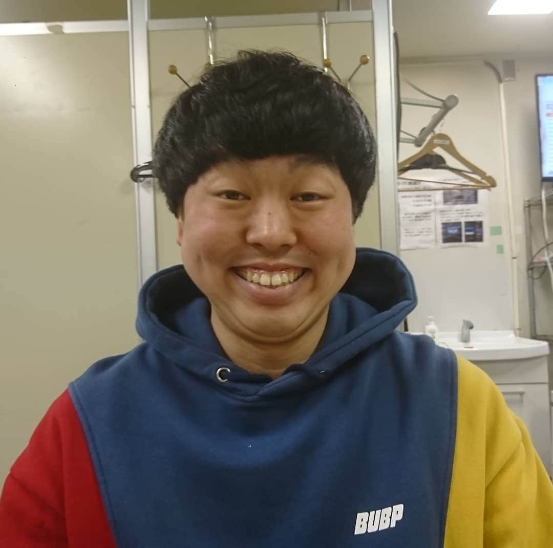 のインスタグラム：「ルミネ劇場♪ジェラードンかみちぃちゃん(^-^)♪笑顔の写真をパシャりんこ♪弟のようにも見えるし、お兄ちゃんにも見えるし、妹にもお姉ちゃんにも見える中性的な顔をしてるのです♪  #ルミネ #ジェラードン #かみちぃ ちゃん#笑顔 #スマイル #smile #ルミネtheよしもと #楽屋 #レギュラー松本 #あるある探検隊」