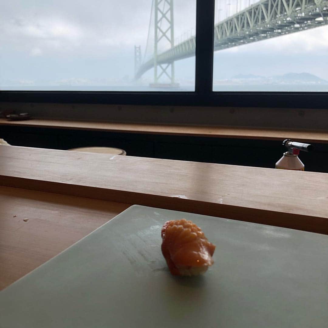 西代洋さんのインスタグラム写真 - (西代洋Instagram)「美味いンスタグラム♪  日本で1番の景色の店！ この絶景を見ながら 美味すぎる寿司を食べれる店！！ 小ぶりな赤酢のシャリのほんのり甘さ、、、 ネタと合わさった時に何倍にも増幅する旨さ、、、 刻々と変わる海、空 全く変わらない明石海峡大橋  シャリ、ネタ、海苔、ワサビ、酒 そして握る技術！ 全てが最高峰！！！ そして ほかの一流店に真似できない 景色！！！！！ 最強の景色を背負いながら 大将が握るこの店の空間は唯一無二の存在♪  #美味いンスタグラム」4月2日 15時19分 - onikuchan0927