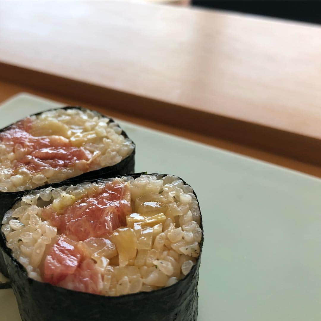 西代洋さんのインスタグラム写真 - (西代洋Instagram)「美味いンスタグラム♪  日本で1番の景色の店！ この絶景を見ながら 美味すぎる寿司を食べれる店！！ 小ぶりな赤酢のシャリのほんのり甘さ、、、 ネタと合わさった時に何倍にも増幅する旨さ、、、 刻々と変わる海、空 全く変わらない明石海峡大橋  シャリ、ネタ、海苔、ワサビ、酒 そして握る技術！ 全てが最高峰！！！ そして ほかの一流店に真似できない 景色！！！！！ 最強の景色を背負いながら 大将が握るこの店の空間は唯一無二の存在♪  #美味いンスタグラム」4月2日 15時19分 - onikuchan0927