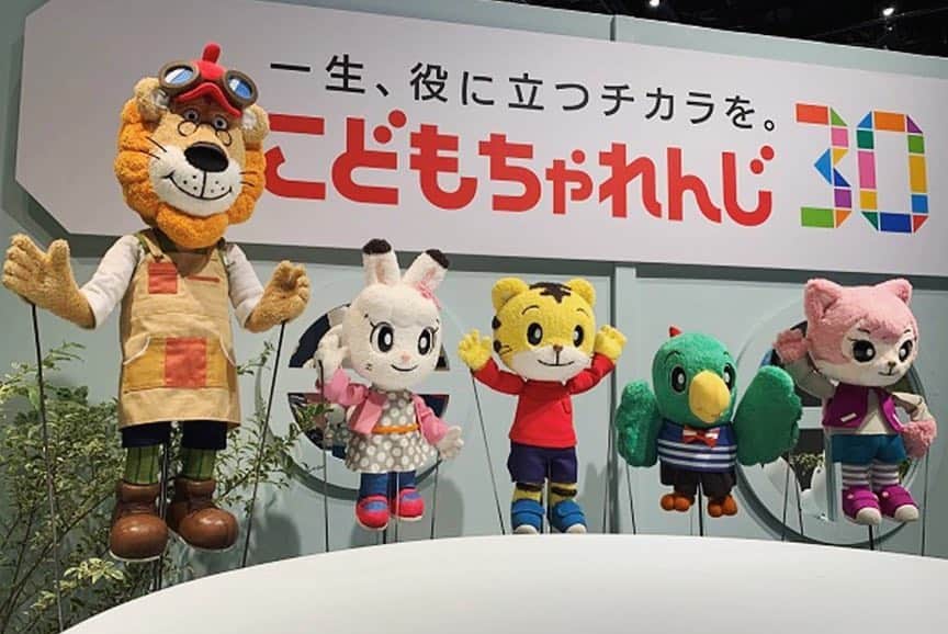 こどもちゃれんじ【公式】さんのインスタグラム写真 - (こどもちゃれんじ【公式】Instagram)「【こどもちゃれんじ30周年記念「こどもちゃれんじ展」を開催しました!】 3月30日（土）に、二子玉川にて、30年の歴史を振り返る「こどもちゃれんじ展」を開催し、抽選で180組様をご招待しました。 当日は、過去にお届けした教材・映像を親子で懐しんでいただきました。 ＜こどもちゃれんじ English＞の人気のビーピーカーに、たくさんの子どもたちが駆け寄ってきてくれました。 スクリーンに映し出された映像を見て、「しまじろうも赤ちゃんだったんだね。かわいいね。」「懐かしの、らむりんだ！」「ママもしまじろうと一緒に勉強をがんばっていたのよ」など、 たくさんの発見や思い出エピソードに花を咲かせ、親子で楽しんでいただきました。 これからも、親子に愛される教材をつくってまいります。 ご来場いただきましてありがとうございました。  #こどもちゃれんじ展　#30周年　#しまじろう」4月2日 15時26分 - kodomochallenge