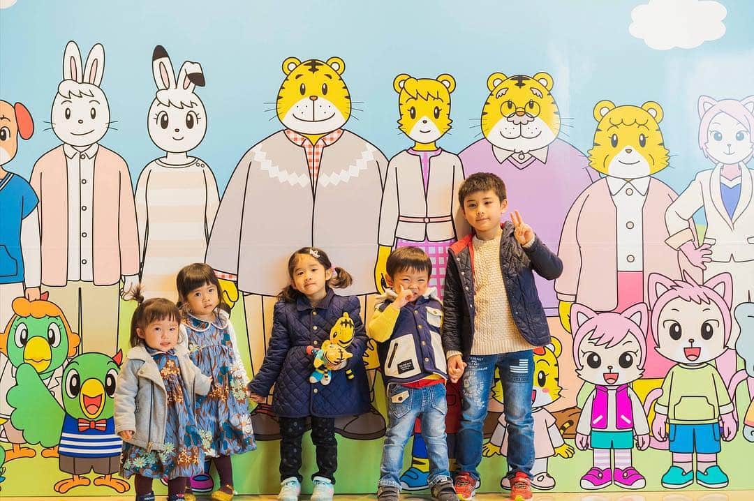 こどもちゃれんじ【公式】さんのインスタグラム写真 - (こどもちゃれんじ【公式】Instagram)「【こどもちゃれんじ30周年記念「こどもちゃれんじ展」を開催しました!】 3月30日（土）に、二子玉川にて、30年の歴史を振り返る「こどもちゃれんじ展」を開催し、抽選で180組様をご招待しました。 当日は、過去にお届けした教材・映像を親子で懐しんでいただきました。 ＜こどもちゃれんじ English＞の人気のビーピーカーに、たくさんの子どもたちが駆け寄ってきてくれました。 スクリーンに映し出された映像を見て、「しまじろうも赤ちゃんだったんだね。かわいいね。」「懐かしの、らむりんだ！」「ママもしまじろうと一緒に勉強をがんばっていたのよ」など、 たくさんの発見や思い出エピソードに花を咲かせ、親子で楽しんでいただきました。 これからも、親子に愛される教材をつくってまいります。 ご来場いただきましてありがとうございました。  #こどもちゃれんじ展　#30周年　#しまじろう」4月2日 15時26分 - kodomochallenge