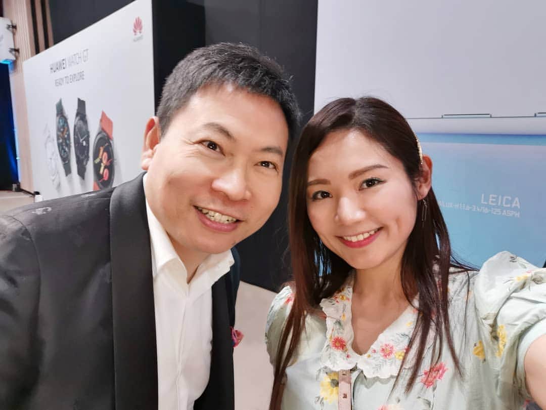 Ayanoのインスタグラム：「Selfies with Mr.Richard Yu, CEO of Huawei Consumer Business Group. HuaweiのCEOリチャード・ユー氏と1年ぶりにパリでセルフィー😆🤳✨ #Huawei #HuaweiP30Pro」