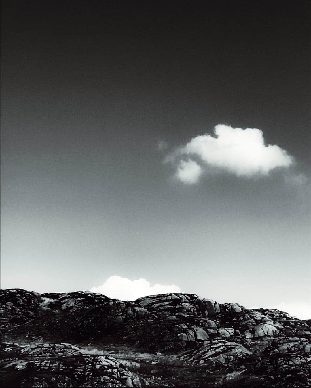 janskeのインスタグラム：「• The clouds passing by  Carried my past in silence  To another time •」