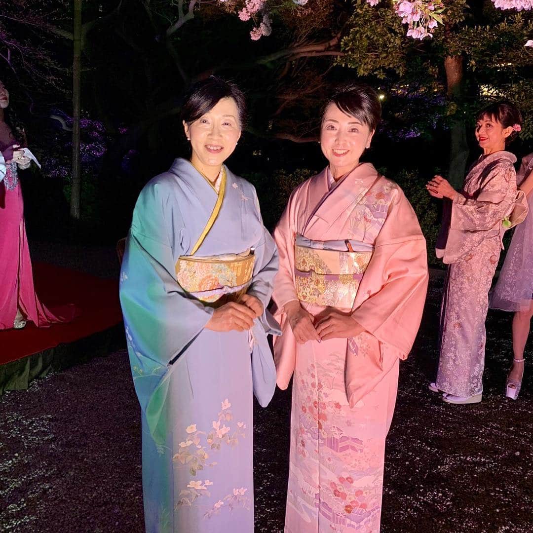 牛窪万里子さんのインスタグラム写真 - (牛窪万里子Instagram)「昨夜はルプレジール主催 『桜を愛でる春の宴─新元号を祝いながら─』の会に参加してきました  会場は桜の庭園が美しい八芳園の「白鳳館」  ライトアップされた桜が幻想的でした。新元号「令和」に決定の記念日。「美プレミアム」水谷編集長と記念撮影。  穏やかで平和な時代の幕開けになりますように。  詳しくはプロフィールのAmeba公式ブログからご覧下さい。  #新元号 #令和 #八芳園 #白鳳館 #ルプレジール  #美プレミアム  #和服 #着物  #着物ヘア  #着物コーディネート  #きもの #着物コーディネート  #着物女子  #着物コーデ  #kimono  #reiwa  #waso100  @waso_world  @bipremium_official @leplaisir_japan」4月2日 15時36分 - mariko_ushikubo