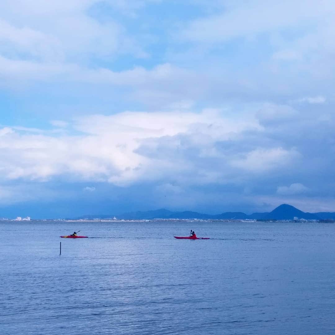 琵琶湖グランドホテル / 京近江さんのインスタグラム写真 - (琵琶湖グランドホテル / 京近江Instagram)「琵琶湖でのカヤック。 #琵琶湖 #カヤック #寒の戻り #絶景 #ビワコイ #滋賀 #京都 #関西 #旅行 #琵琶湖グランドホテル #京近江 #lakebiwa #kayak #beautifulview #landscape #gobiwako #hellootsu #shiga #kyoto #kansai #japan #travel #biwakograndhotel #kyooumi  @biwakograndhotel_kyooumi」4月2日 15時36分 - biwakograndhotel_kyooumi