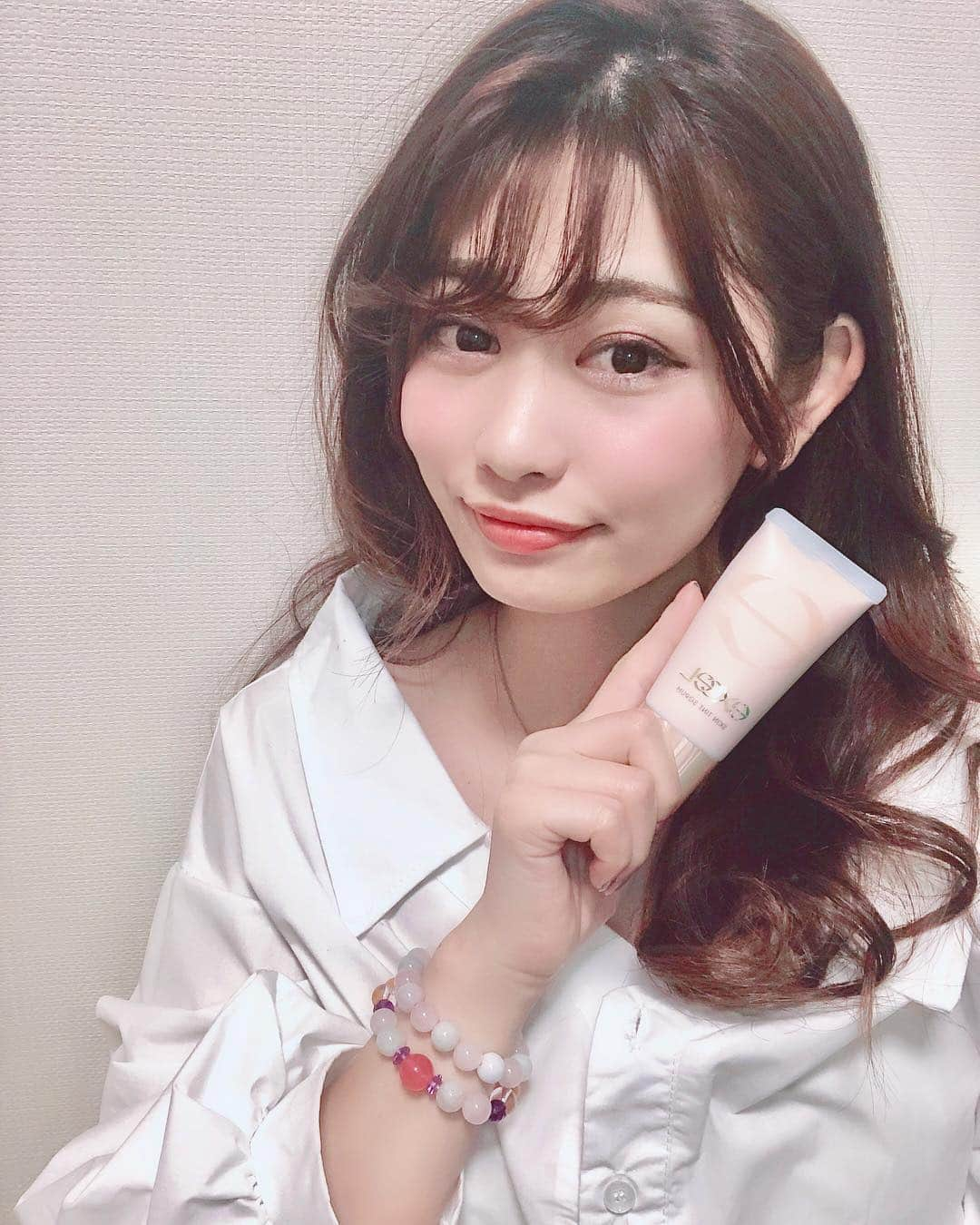 高橋里彩子さんのインスタグラム写真 - (高橋里彩子Instagram)「欲しかった「サナ エクセル スキンティント セラム」﻿ やっとげっと💗💗﻿ ﻿  買ったのにどっかにいってしまって﻿  もう悲しみの泣きのもう一本目😭💘﻿ ﻿ ﻿  スキンケアの延長のような感覚でつけられるんだよー😂🙌🏻﻿ ﻿ ﻿  軽い付け心地いいんだよー🙌🏻﻿ ﻿  セラミドなどの美容液81％*なの‼　﻿ ﻿  それが魅力的♡♡﻿ ﻿ ﻿  つけた感じもすーって﻿  伸びがよくて、しかも肌がもちもち感があるの！﻿ 私にあってるかも✨✨﻿ ﻿  乾燥肌とかの人にオススメかな♥️﻿ ﻿ ﻿  厚塗り感苦手な人にオススメ🌸﻿ って感じな、もちツヤ肌がゲットできると思う！﻿ ﻿ ﻿  私が買ったのは﻿  ST01 ナチュラルオークル 10 　明るめの自然な肌色　だよ★﻿ ﻿  他にも黄色みの少ない色のもあるから、﻿ 気になる人はそれもおすすめ‼﻿ ﻿ ﻿  まだまだ乾燥がきになる春先もそうだし、﻿ ベタつきが気になり始める夏にも使えそう！﻿ ﻿ ﻿ ﻿ ﻿ ﻿ ﻿ ﻿  #常盤薬品工業 #PR﻿  #スキンティントセラム﻿  #エクセル #エクセルメイク #エクセルスキンティントセラム #excelmake #マイベストコスメ﻿  #コスメ #今日のメイク #アイシャドウ #cosmetics #美容垢 ﻿  #メイク好きさんと繋がりたい #美意識向上 #女子力アップ #女子力 #女子力向上 #コスメ好きさんと繋がりたい ﻿ ﻿  #excel #春メイク #ナチュラルメイク #コスメレビュー #美容垢さんと繋がりたい」4月2日 15時37分 - konkonwanwan