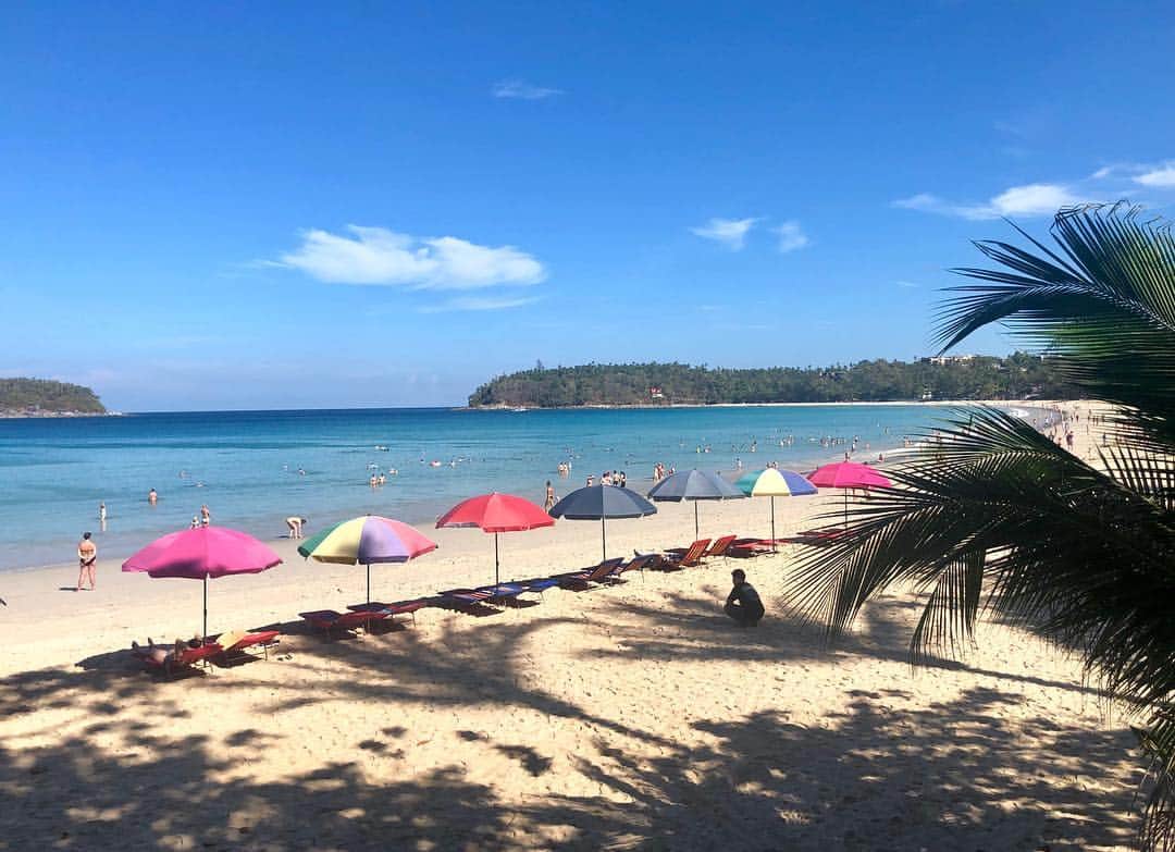 村上シェリーのインスタグラム：「🌴 phuket 🌴  #rainbow 🌈 ⛱ #カタビーチ • • • •  #barkinstyle #กรุงเทพ #旅 #リゾート #paradiseisland #resort #styling #thailife  #calm #sherrymurakami #thailand #thaitrip #ocean #beach #beachwaves #beaches #beachlife🌴 #katabeach #katabeachphuket」