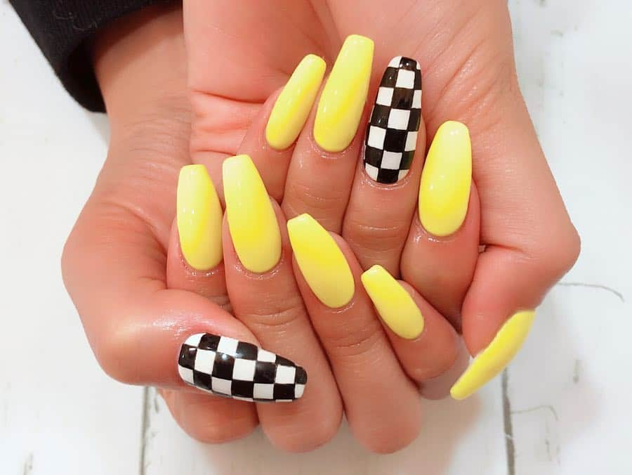 鈴木愛美さんのインスタグラム写真 - (鈴木愛美Instagram)「💛💅💛💅💛💅💛💅💛 . 【NEW❤︎NAIL】 @nailcarry_shibuya . 今回は @_pinky_shake_ の 新作撮影用nail💅にしてもらったよっ♡♡♡ . "yellow"メインに、両手1本づつ "checker"デザインにして貰ったよっ🖤✨ . yellowも今年の水着に合わせて いろんなyellow colorを混ぜて 作って貰ったカラーなの🙈❤️💕 . いつも、ネイルにyellow colorとか 使わないから超新鮮で激かわっ\(//∇//)\💛 . 次も"yellow"にしようかな!?って 思ってるくらいお気に入りなのっ💅✨ . @mireiamari さん いつも、ありがとうございます💋💕 . . . #今年のpinkyのメインカラー♡ #yellow #checker . #nail #new #newnail #shibuya #carry #yellownail #checkernail #yellownails #checkersnails #nails #gal #shooting #イエローネイル #チェッカーネイル #ネイル」4月2日 15時58分 - x.manya.x