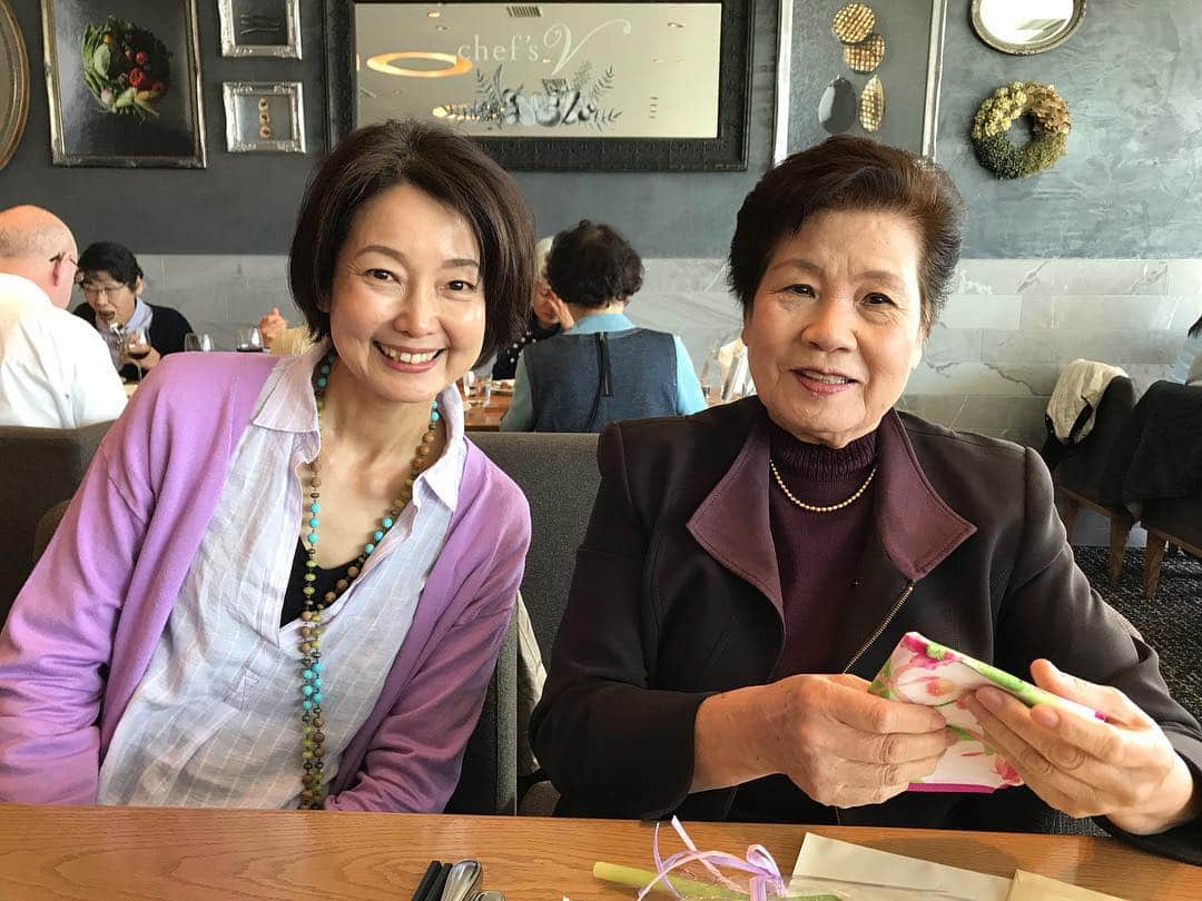 中島はるみさんのインスタグラム写真 - (中島はるみInstagram)「母、76歳のお誕生日🎂 娘にプレゼントを貰って嬉しそう。🎁 #お誕生日 #おめでとう #76歳 #いつまでも元気でね #みなとみらい #桜がまだ綺麗」4月2日 15時59分 - harumi_nakajima